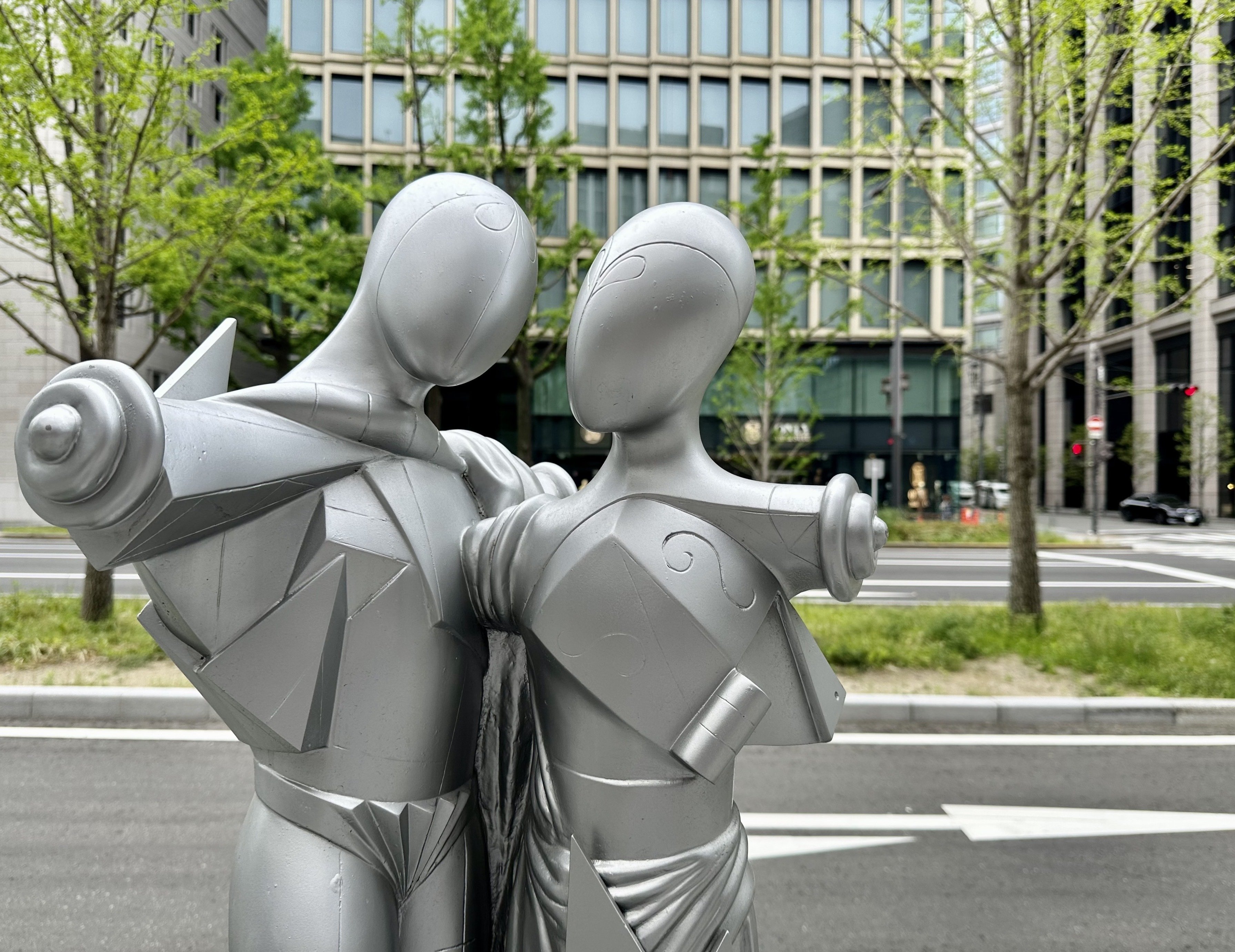 御堂筋に立ち並ぶ彫刻も楽しんで｜sanchi