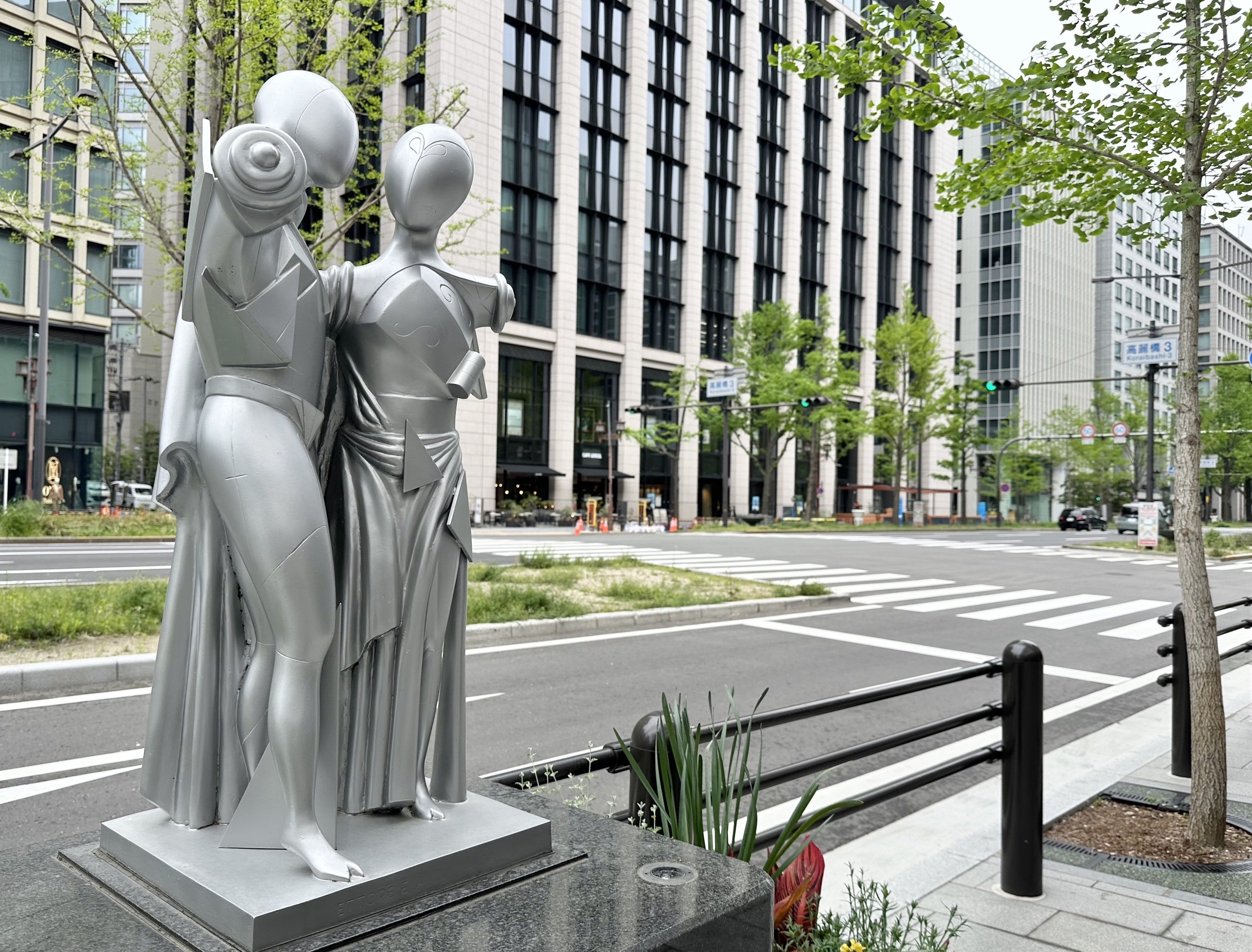 御堂筋に立ち並ぶ彫刻も楽しんで｜sanchi