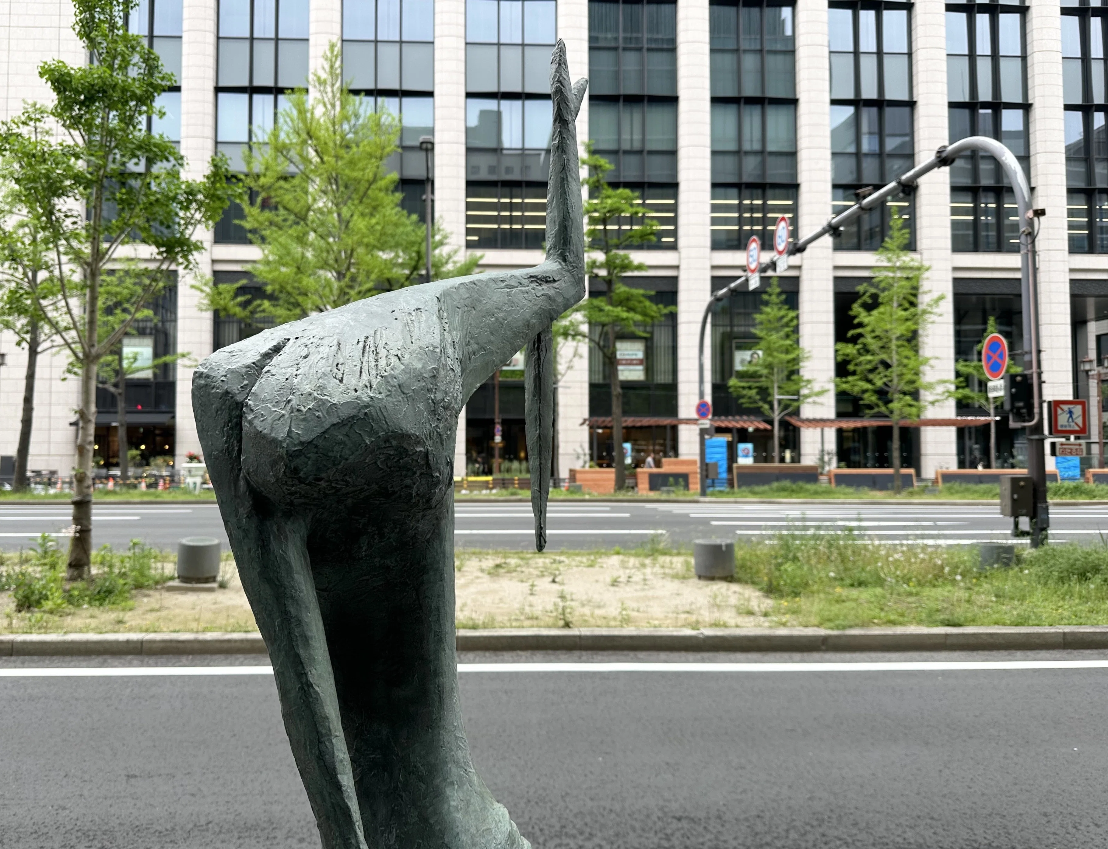 御堂筋に立ち並ぶ彫刻も楽しんで｜sanchi