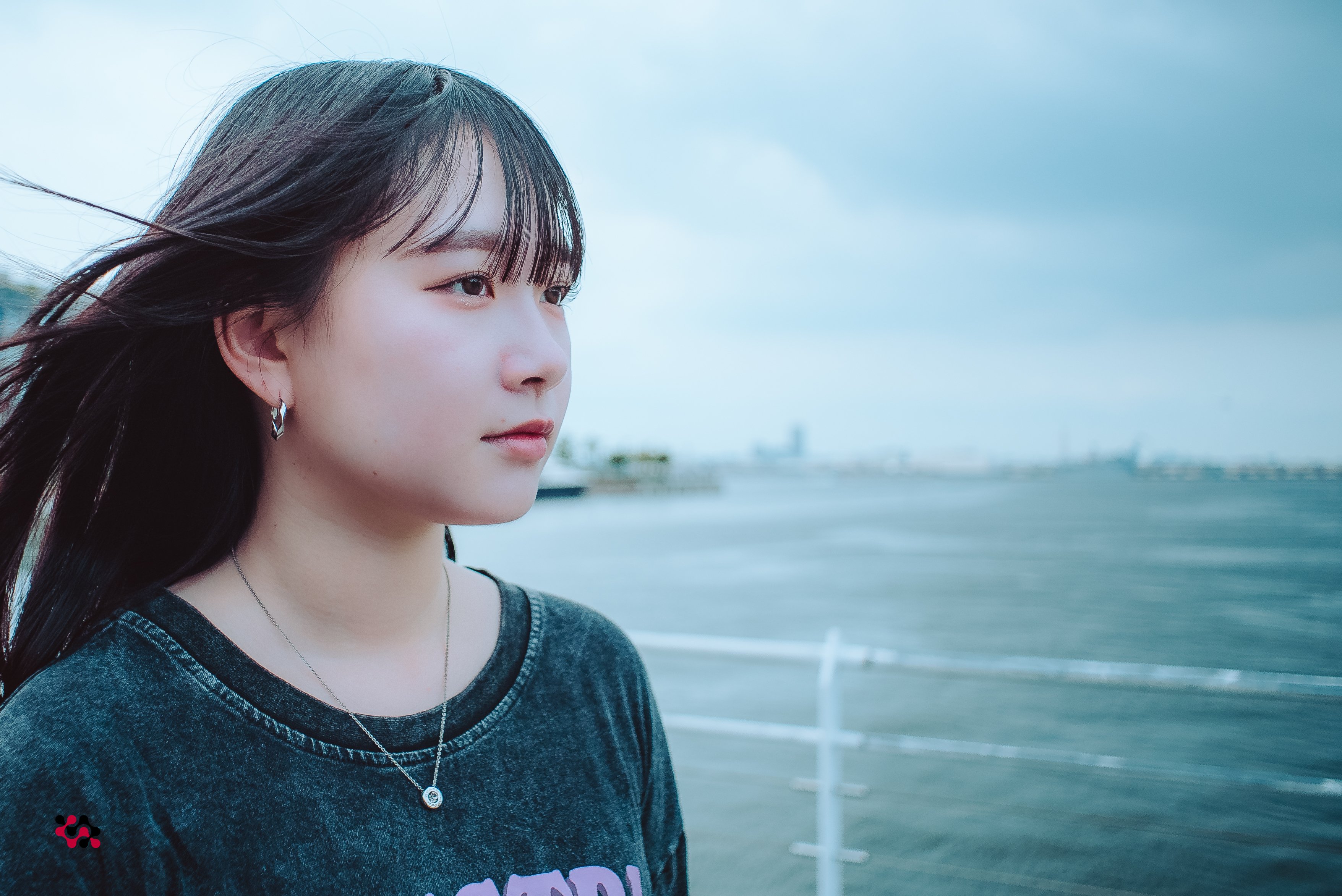 LEEHAN サイン入りポートレート写真 滾る感情を吐き出す（ポートレート撮影 作例の紹介）その14＠某海岸沿