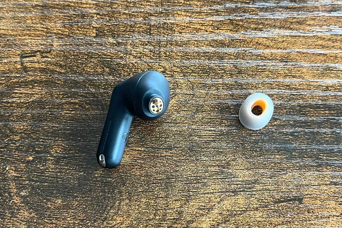 簡単】イヤホンの掃除方法を解説 | 5分で綺麗になって音質もクリアに 