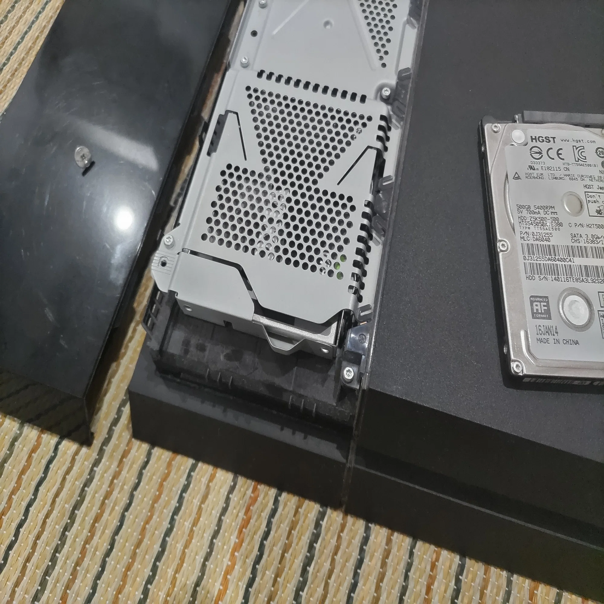 PS4のHDDの交換方法｜KOJIYAMAMOTO86