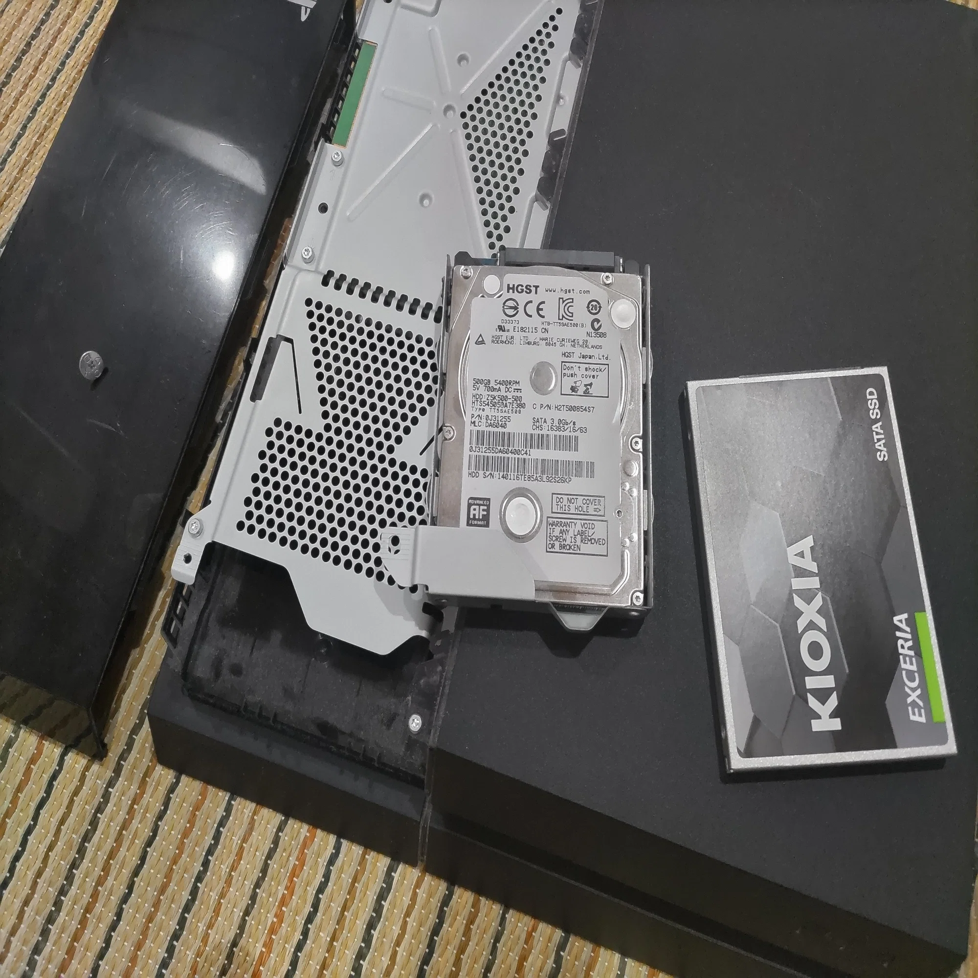 PS4のHDDの交換方法｜KOJIYAMAMOTO86