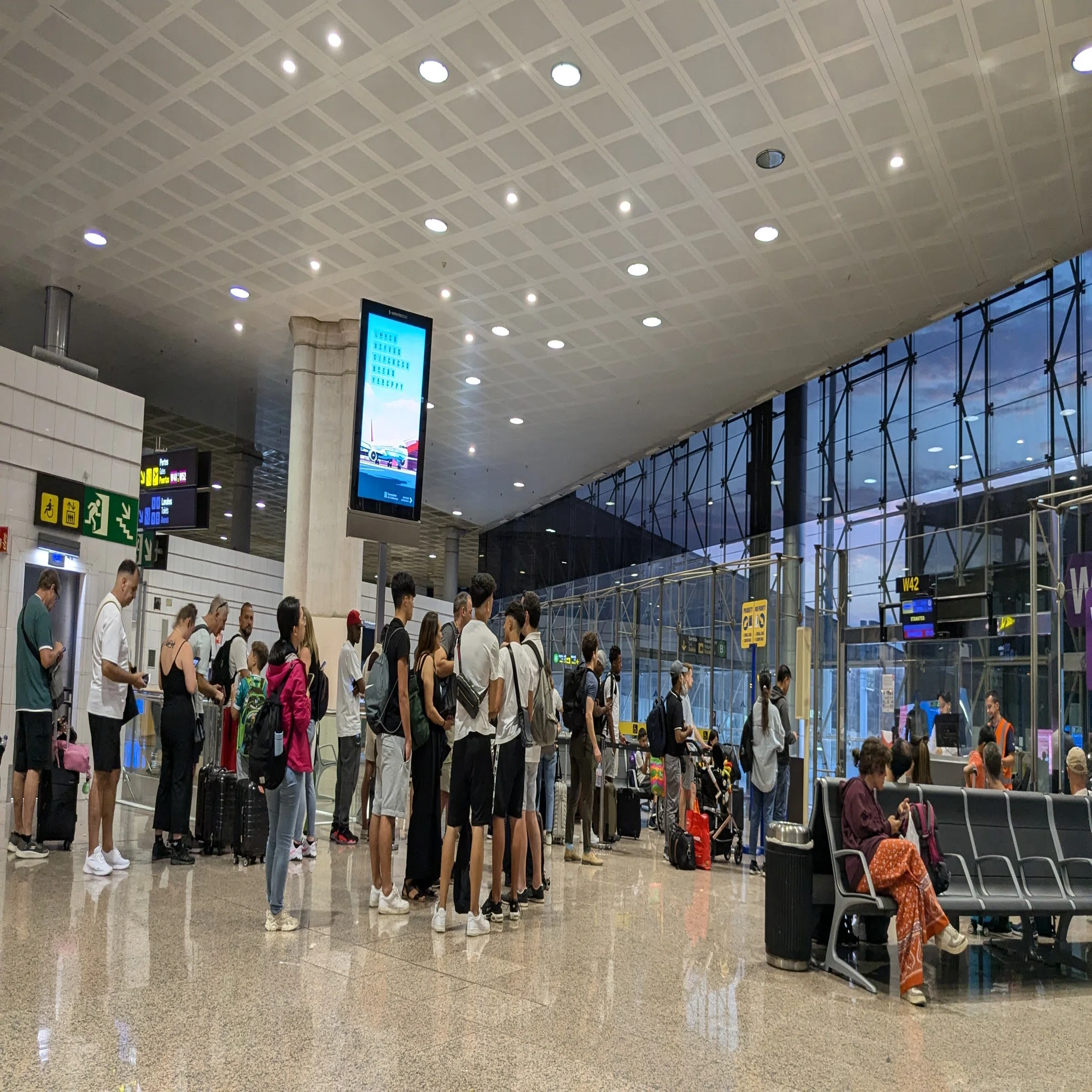ロンドン スタンス テッド 空港