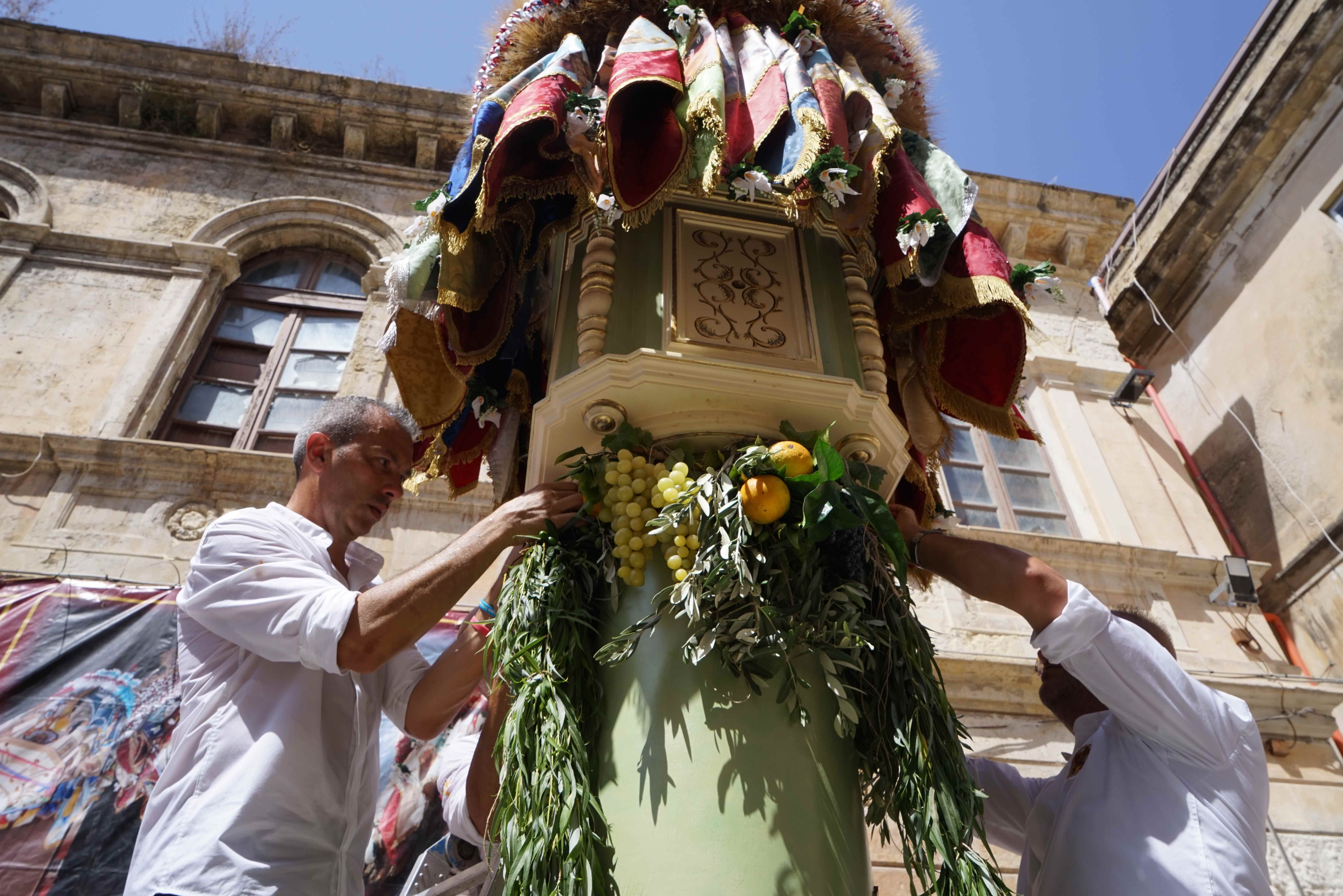 聖マリアの被昇天の祭日」を飾る大燭台｜J plus S