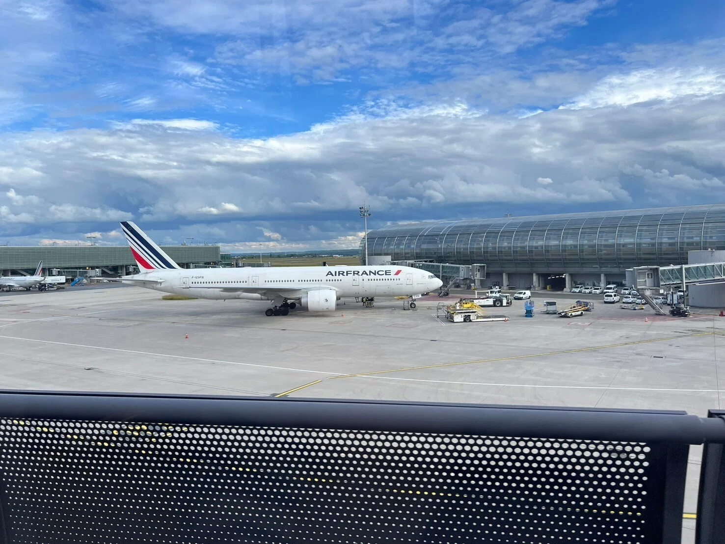 母と娘のパリ日記-12】シャルルドゴール空港、また来るねフランス｜nana
