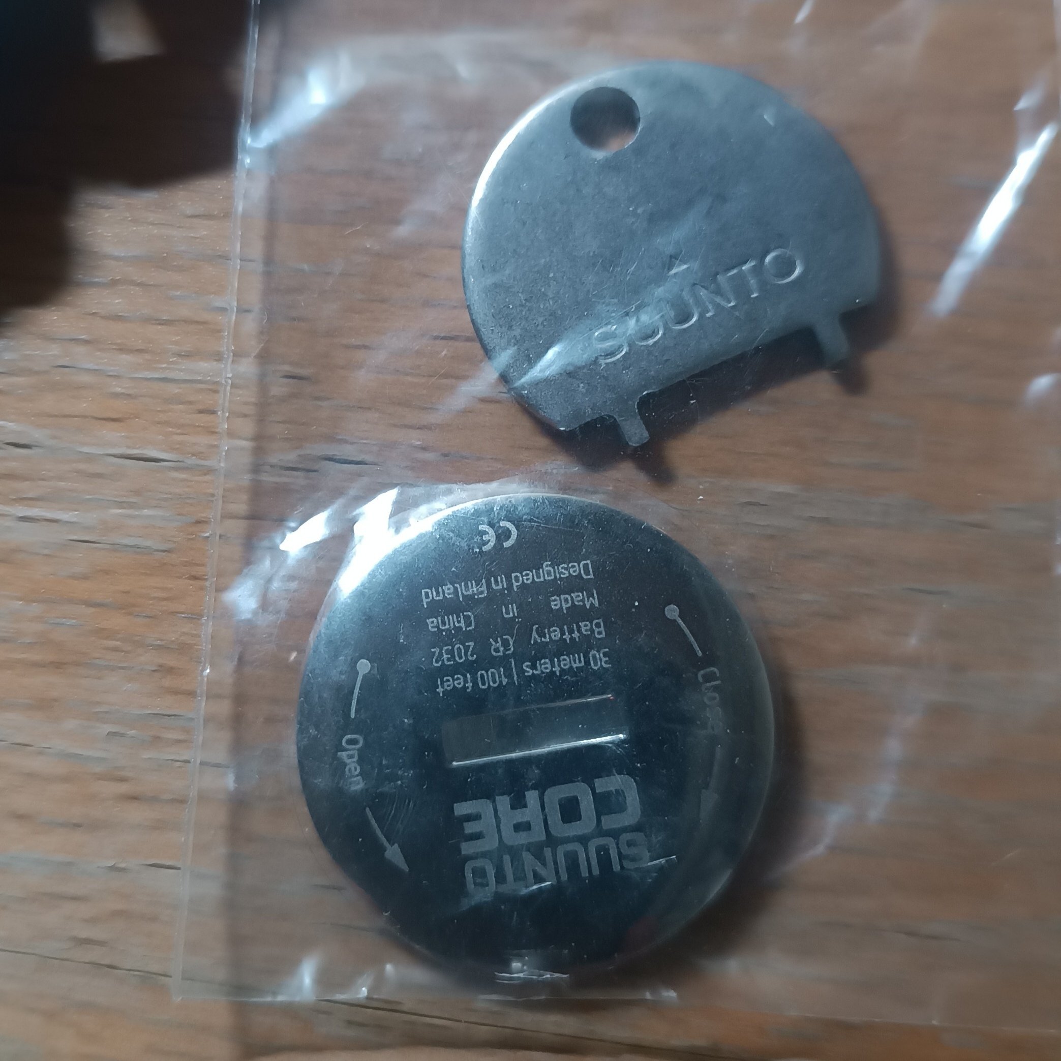 電池交換の裏技】 SUUNTO CORE(スントコア)の開かない裏蓋|BUTACO 電池交換の裏技】 SUUNTO CORE(スントコア)の開かない裏蓋|BUTACO