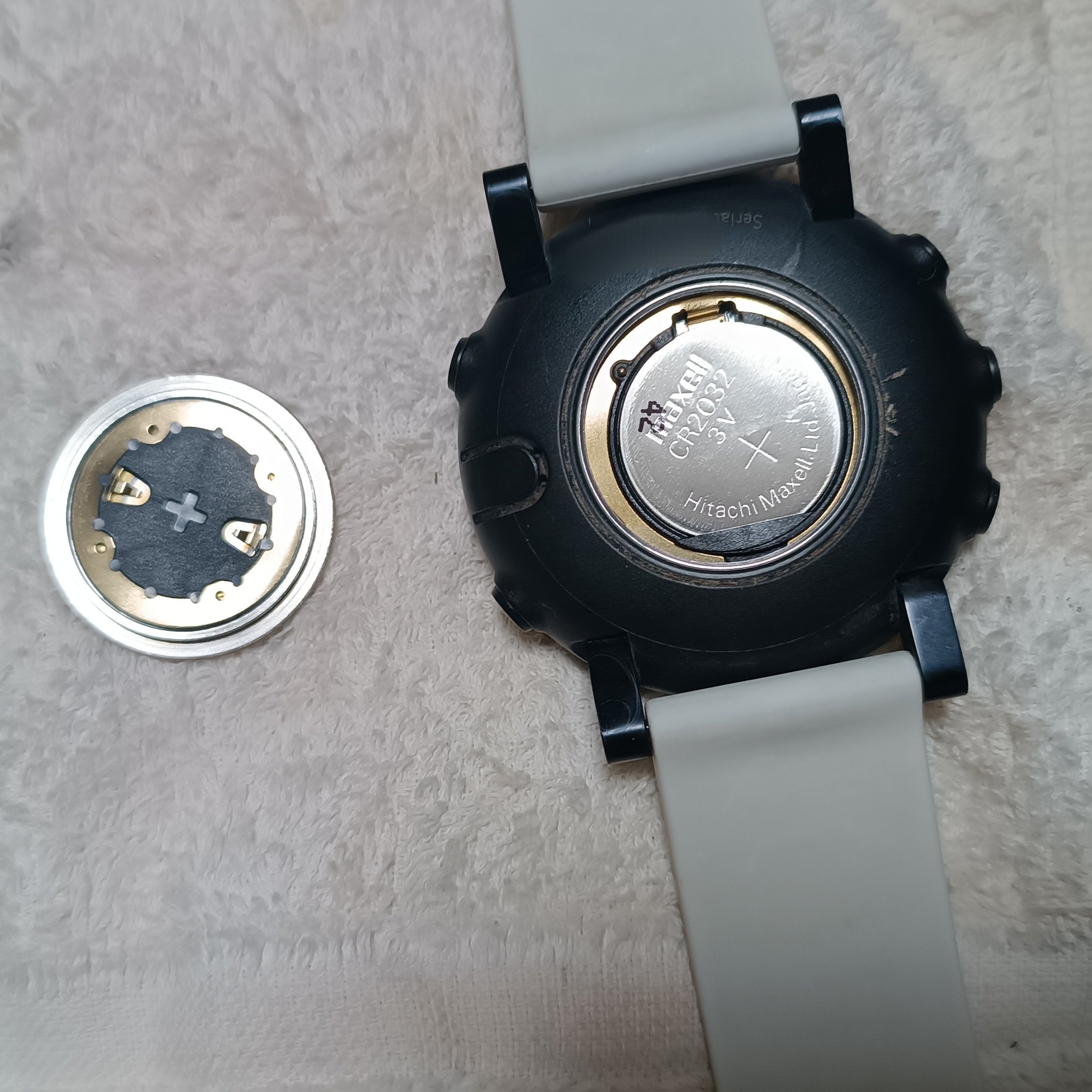 電池交換の裏技】 SUUNTO CORE(スントコア)の開かない裏蓋|BUTACO 電池交換の裏技】 SUUNTO CORE(スントコア)の開かない裏蓋|BUTACO
