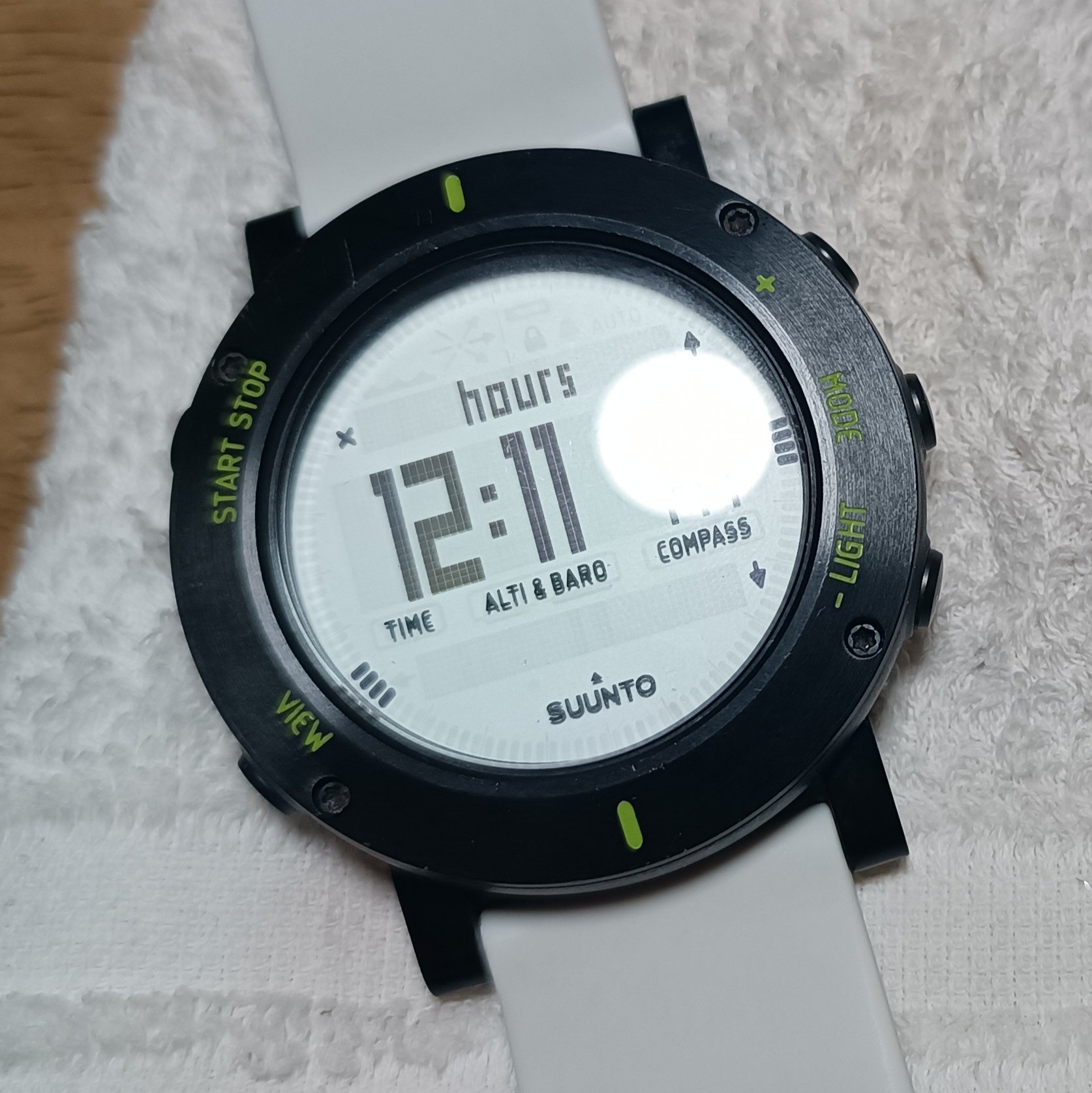電池交換の裏技】 SUUNTO CORE(スントコア)の開かない裏蓋|BUTACO 電池交換の裏技】 SUUNTO CORE(スントコア)の開かない裏蓋|BUTACO