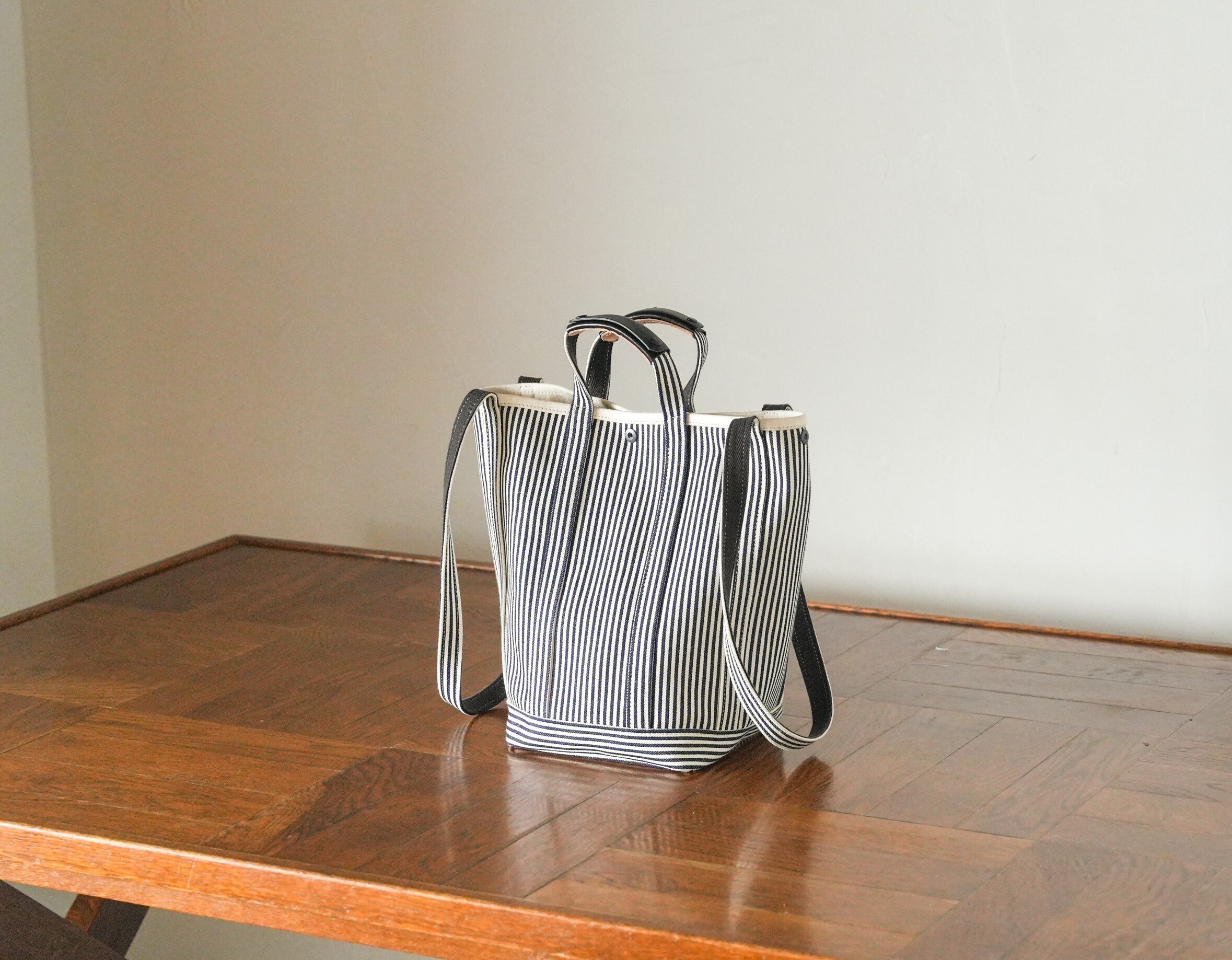 BEERBELLY ROOT TOTE-正方形の底面によって様々な表情が楽しめる