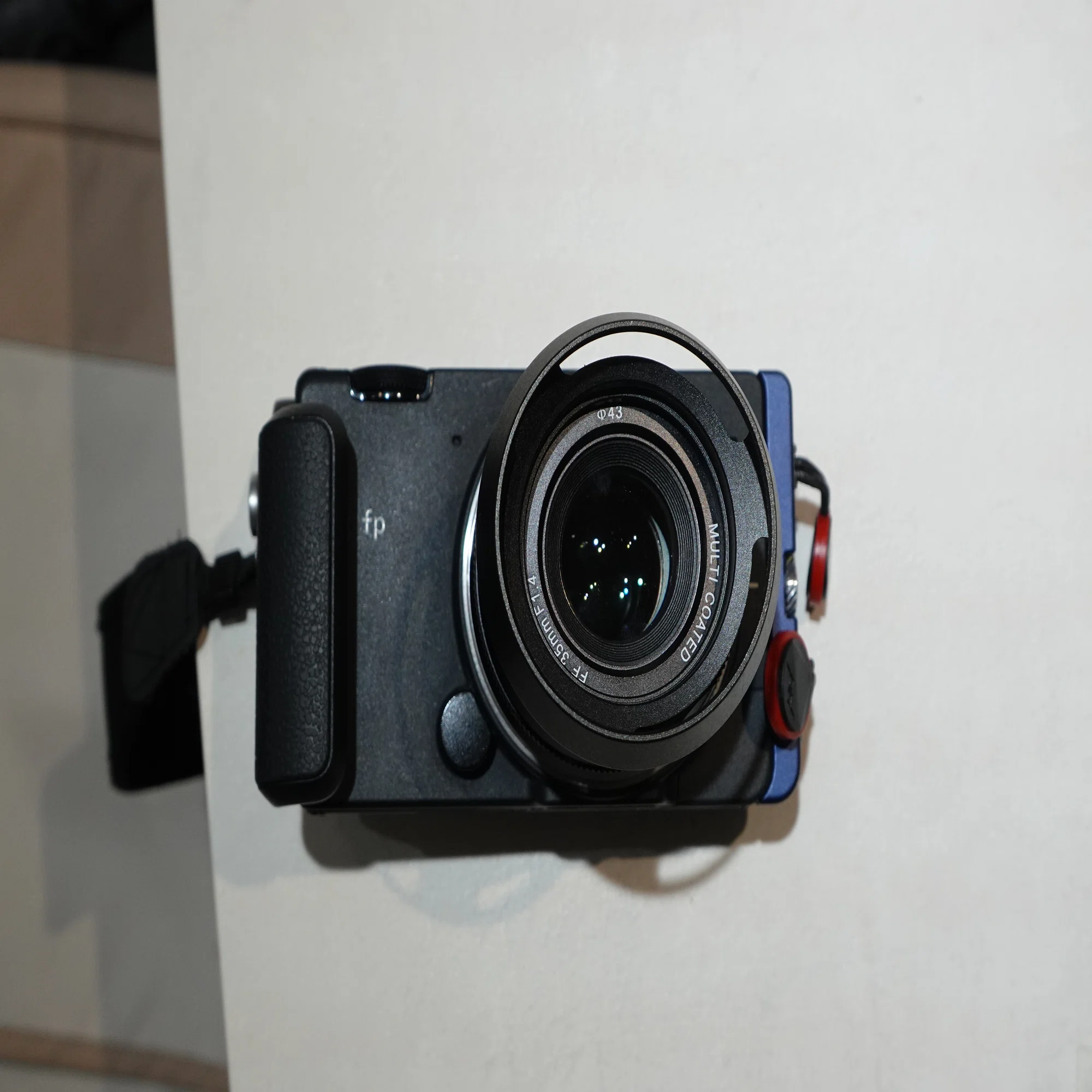 Lマウント小型レンズ PERGEAR 35mm F1.4｜とりごーり