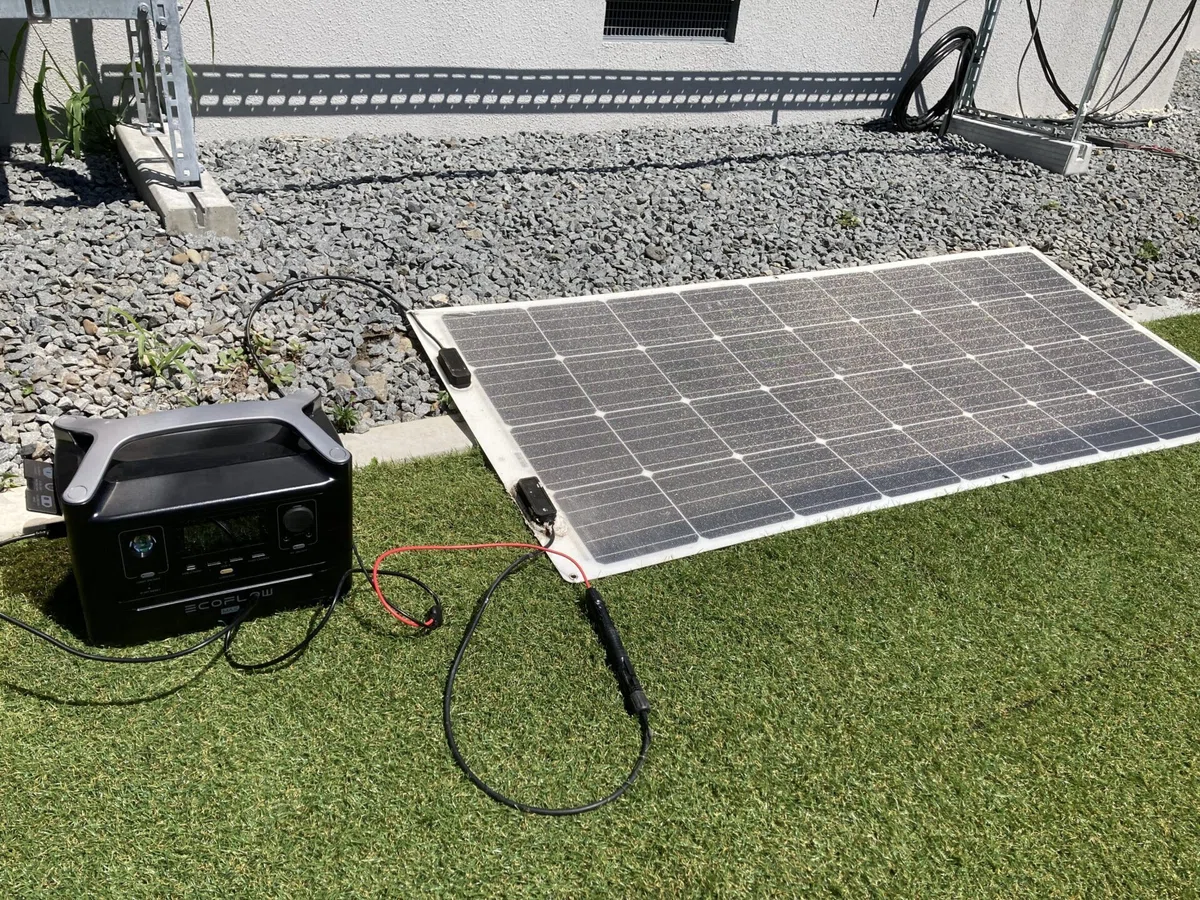 異なるメーカーのソーラーパネルとポータブル電源を接続して充電できる 