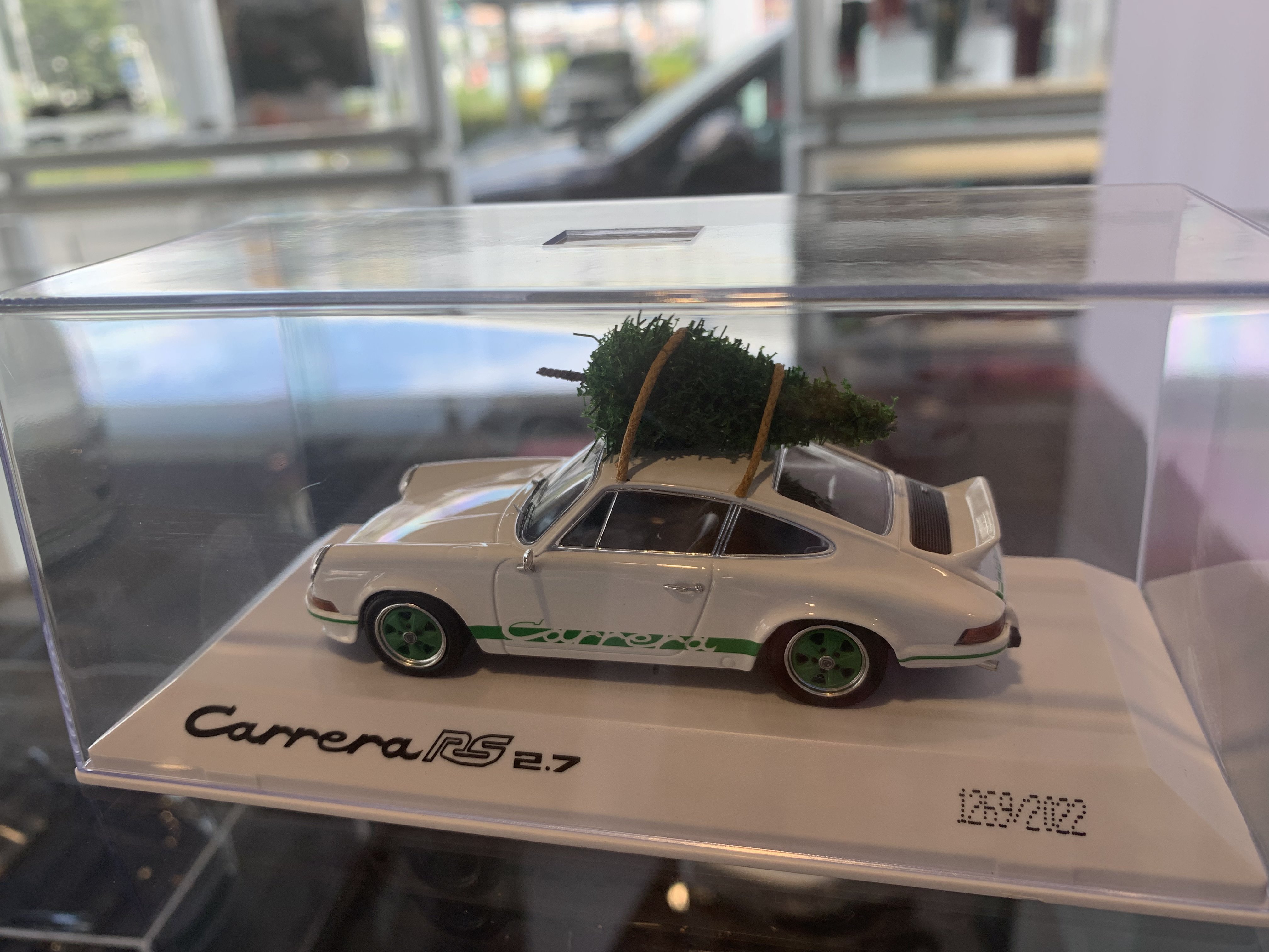 モミの樹を背負ったクリスマス仕様のポルシェ911'73カレラRS2.7