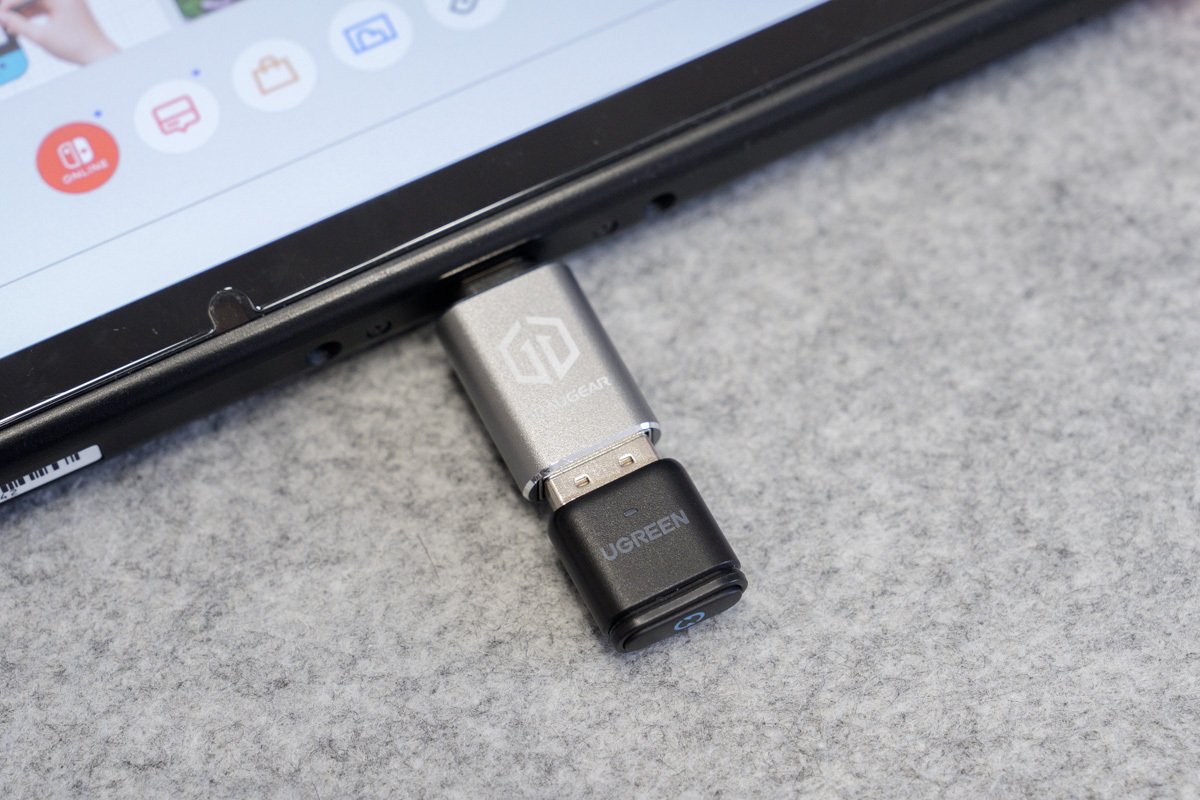 BluetoothトランスミッターをSwitch本体に直接接続している様子