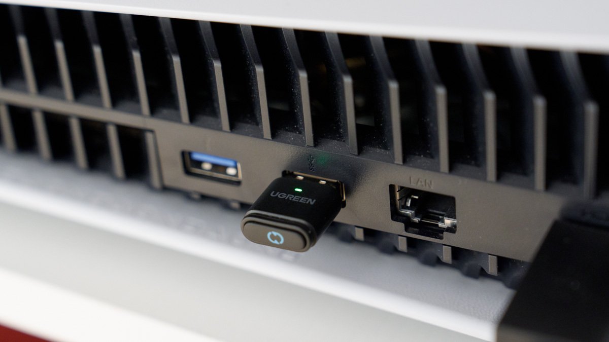 BluetoothトランスミッターをPS5に接続している様子