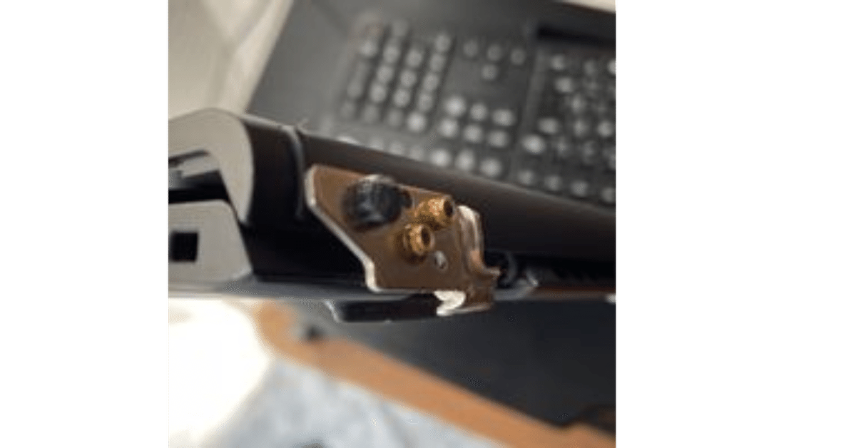 お買得ノートPC一部破損あり ジャンク品で購入したノートPCを修理してみました。ヒンジ部分の