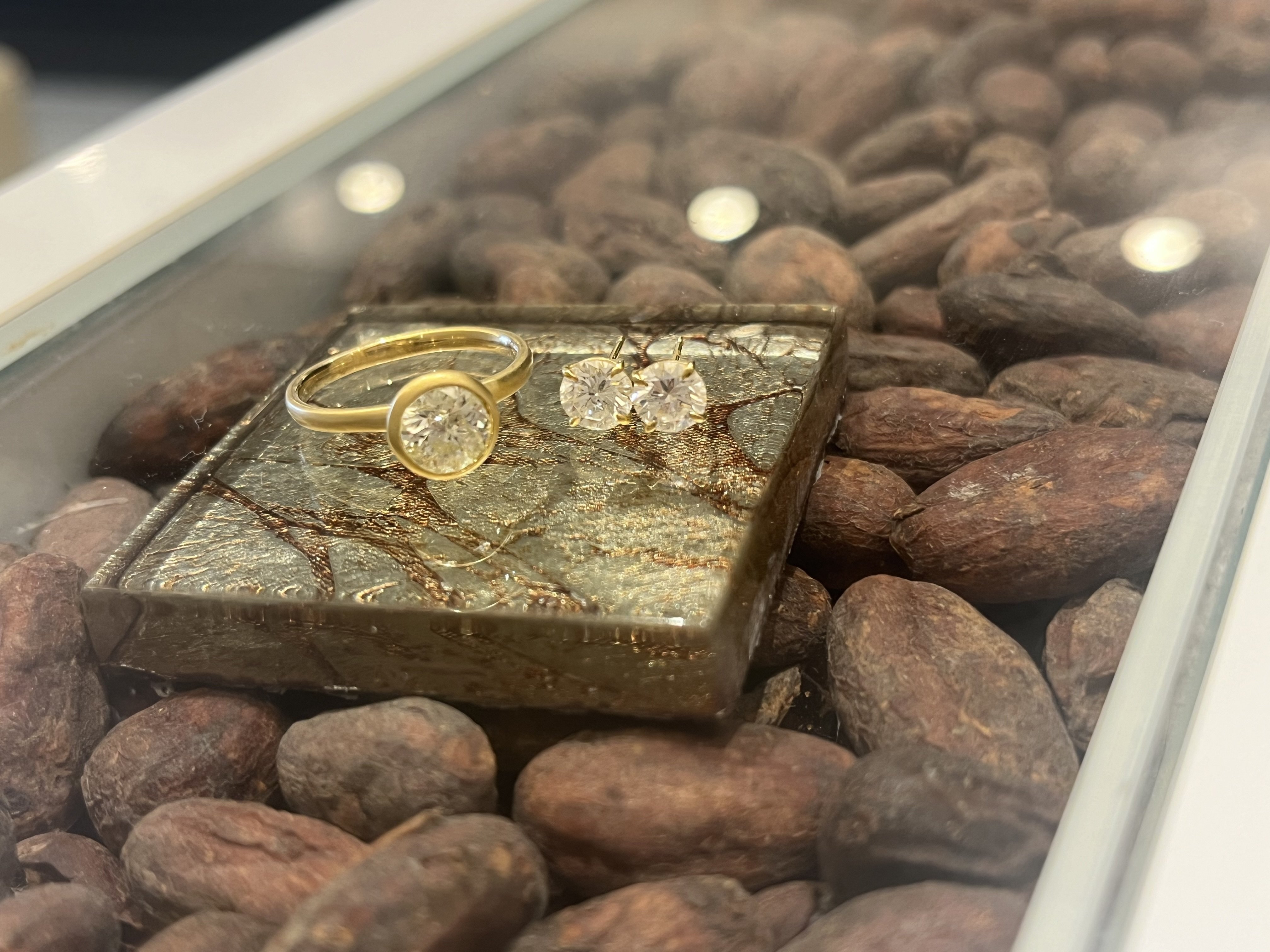 一粒ダイヤピアス１ctオーバー 松屋銀座特選 DカラーI1クラスダイヤモンドイヤリング又はピアス