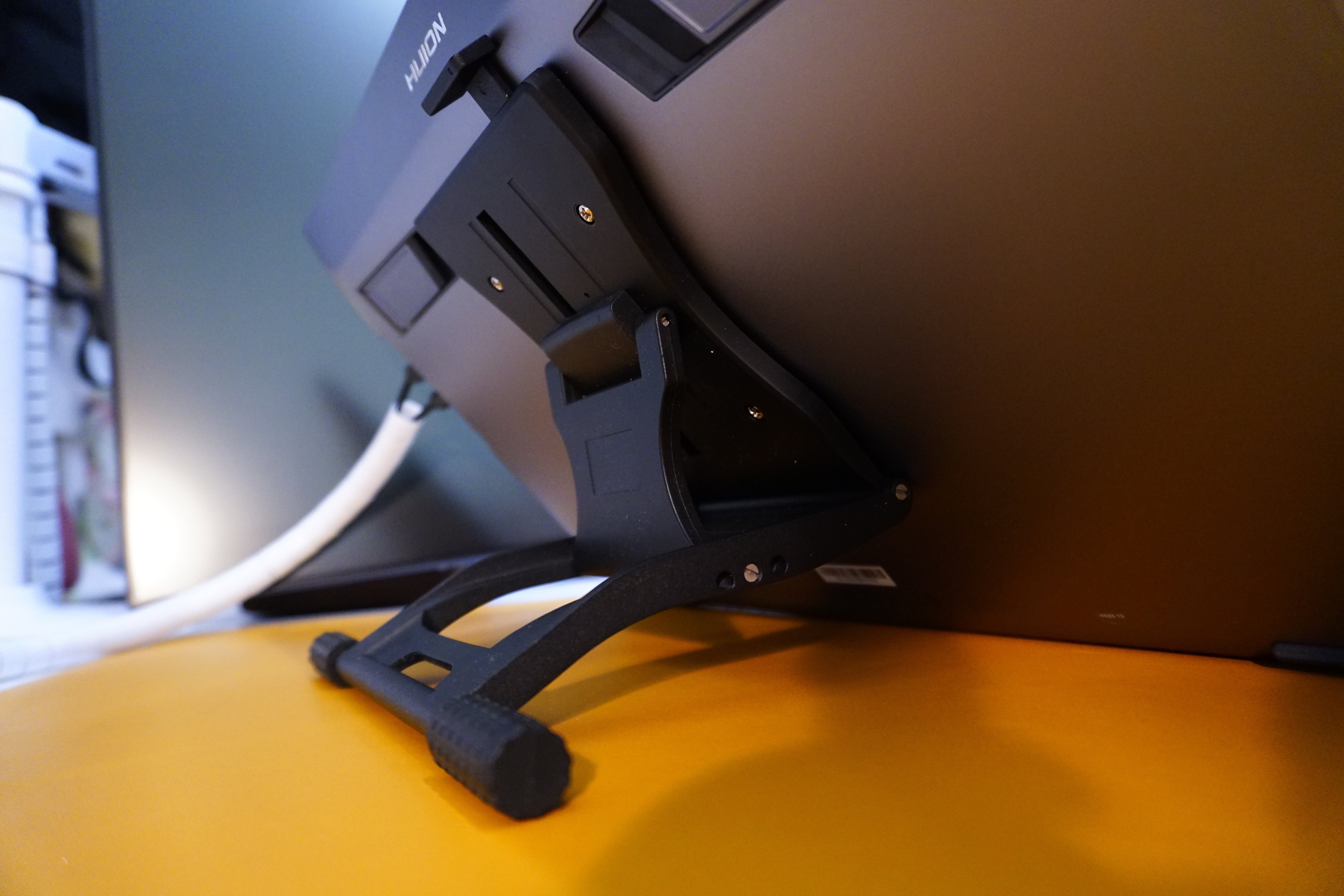 液タブ愛用者向け！Kamvas Pro 19のスタンド探しで見つけた最終的な