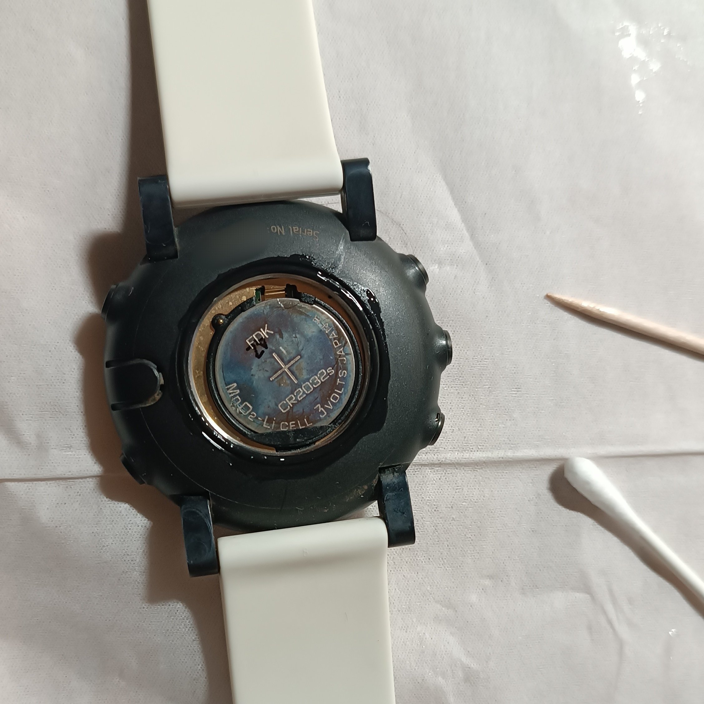 電池交換の裏技】 SUUNTO CORE(スントコア)の開かない裏蓋|BUTACO 電池交換の裏技】 SUUNTO CORE(スントコア)の開かない裏蓋|BUTACO