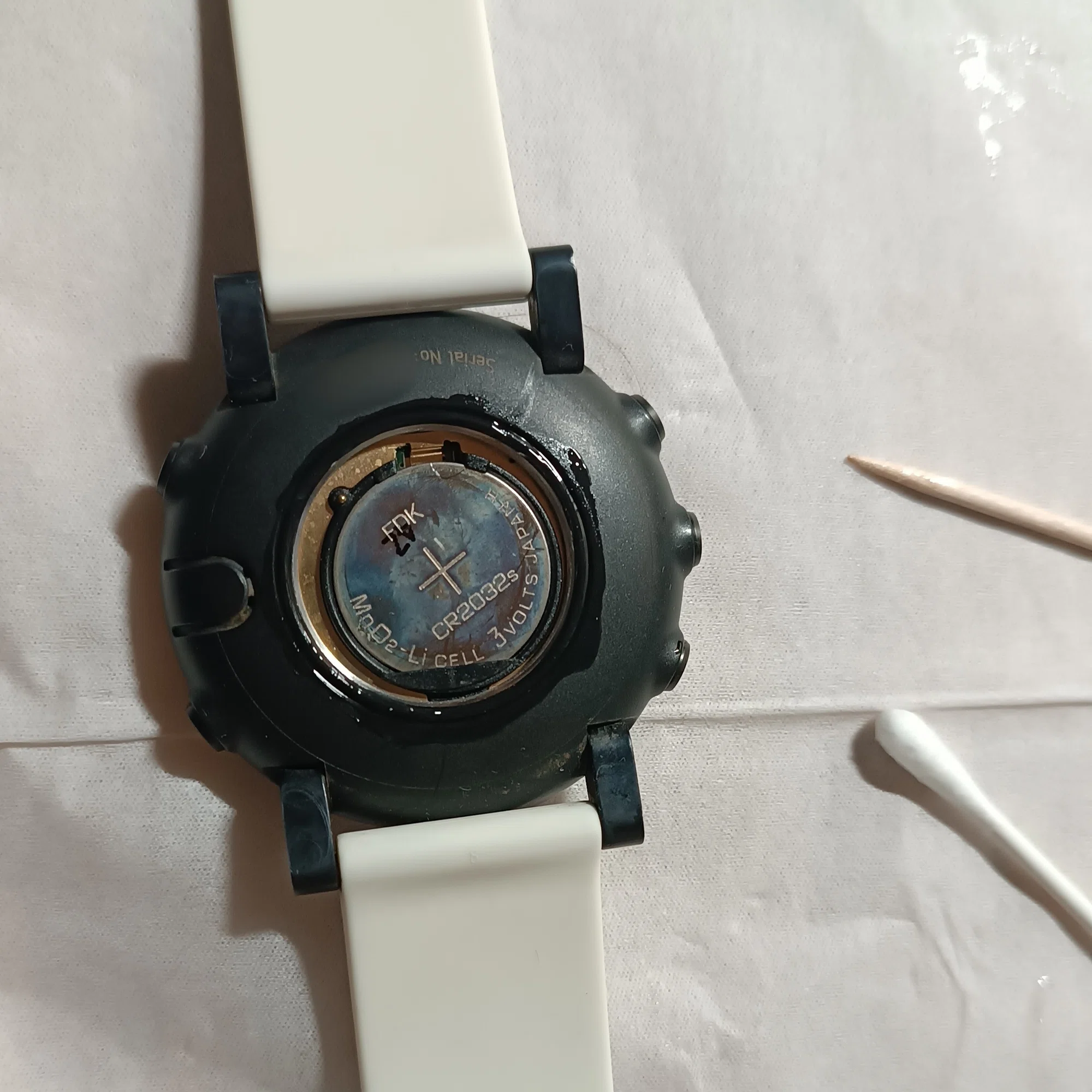 電池交換の裏技】 SUUNTO CORE（スントコア）の開かない裏蓋｜BUTACO