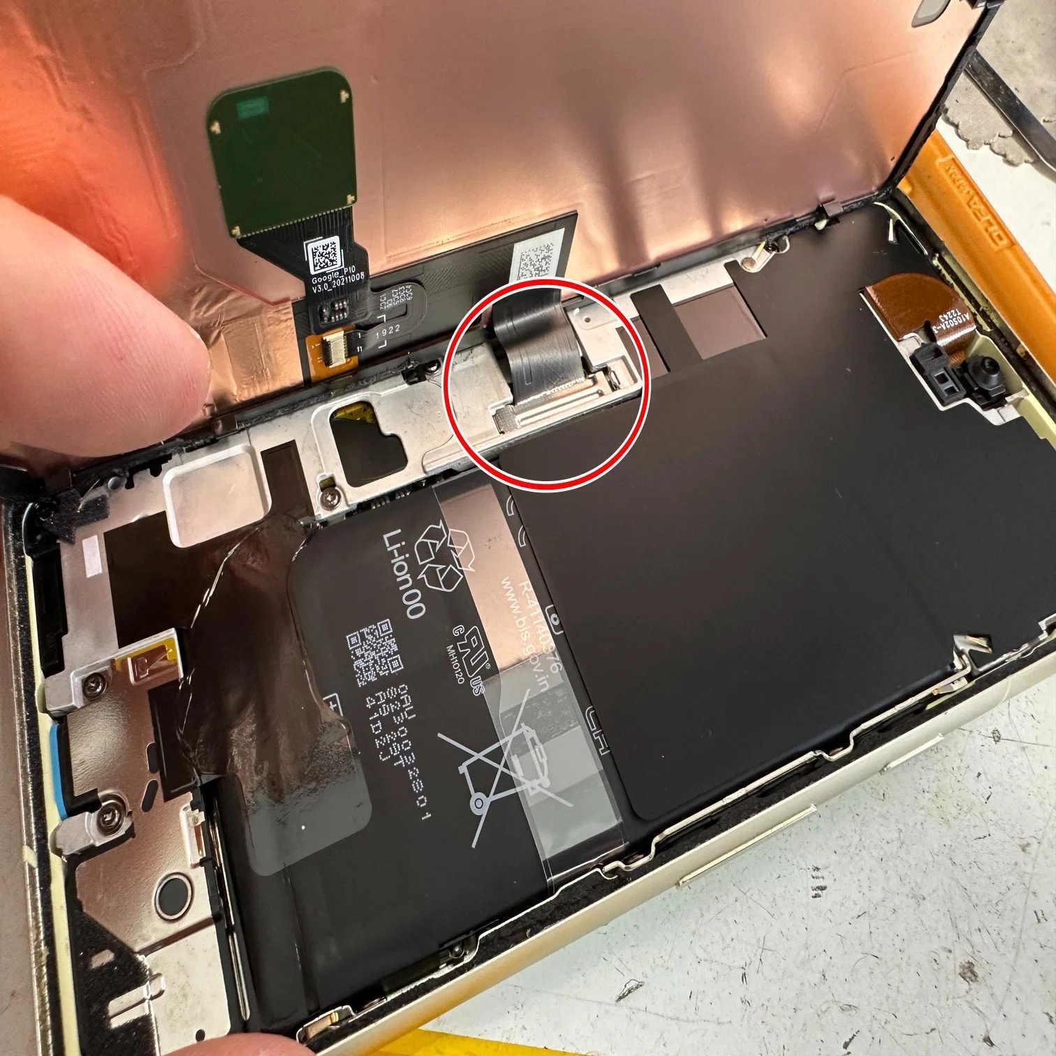 Google Pixel7の電池交換で画面浮きが改善！バッテリー膨張や劣化でお 