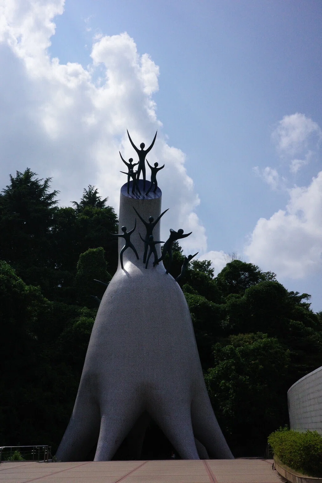 川崎の緑地の森の中に、芸術は爆発だ！の岡本太郎美術館がある。変わっ