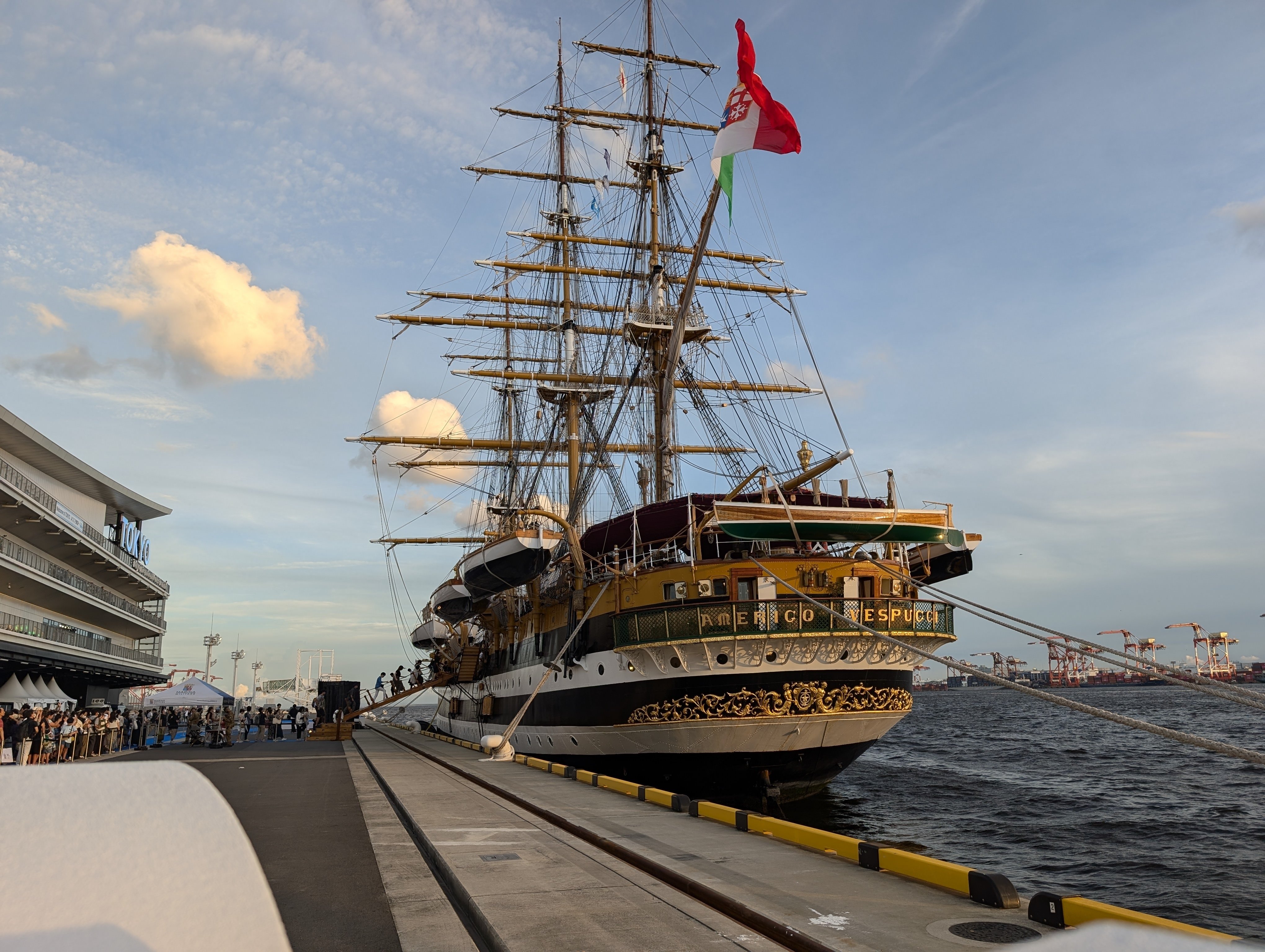 世界で最も美しい船、イタリアの帆船「アメリゴ・ヴェスプッチ号」を