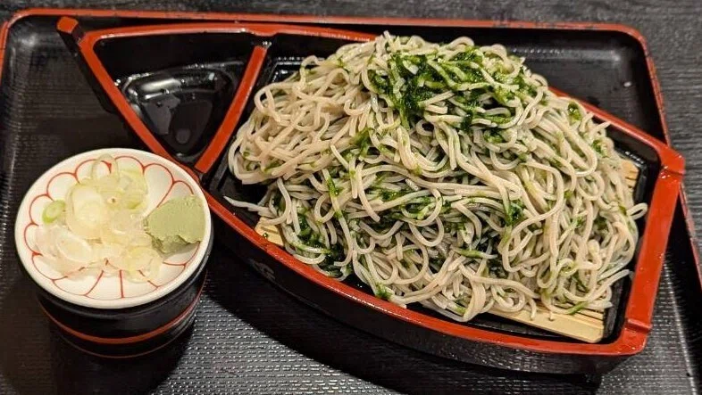 蕎麦屋 もりせいろ へぎ目 手打ちそば もりき 鴨セイロ 十割（大盛り） 1600円 かきあげ 300円