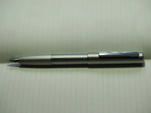 LAMY 万年筆 アイオン ラミー F オリーブ : 細字 みじかびの シルバー