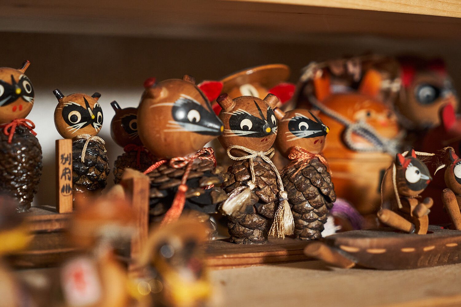 国もジャンルも超えて増殖するユーモラスな革命家｜たぬきの置き物