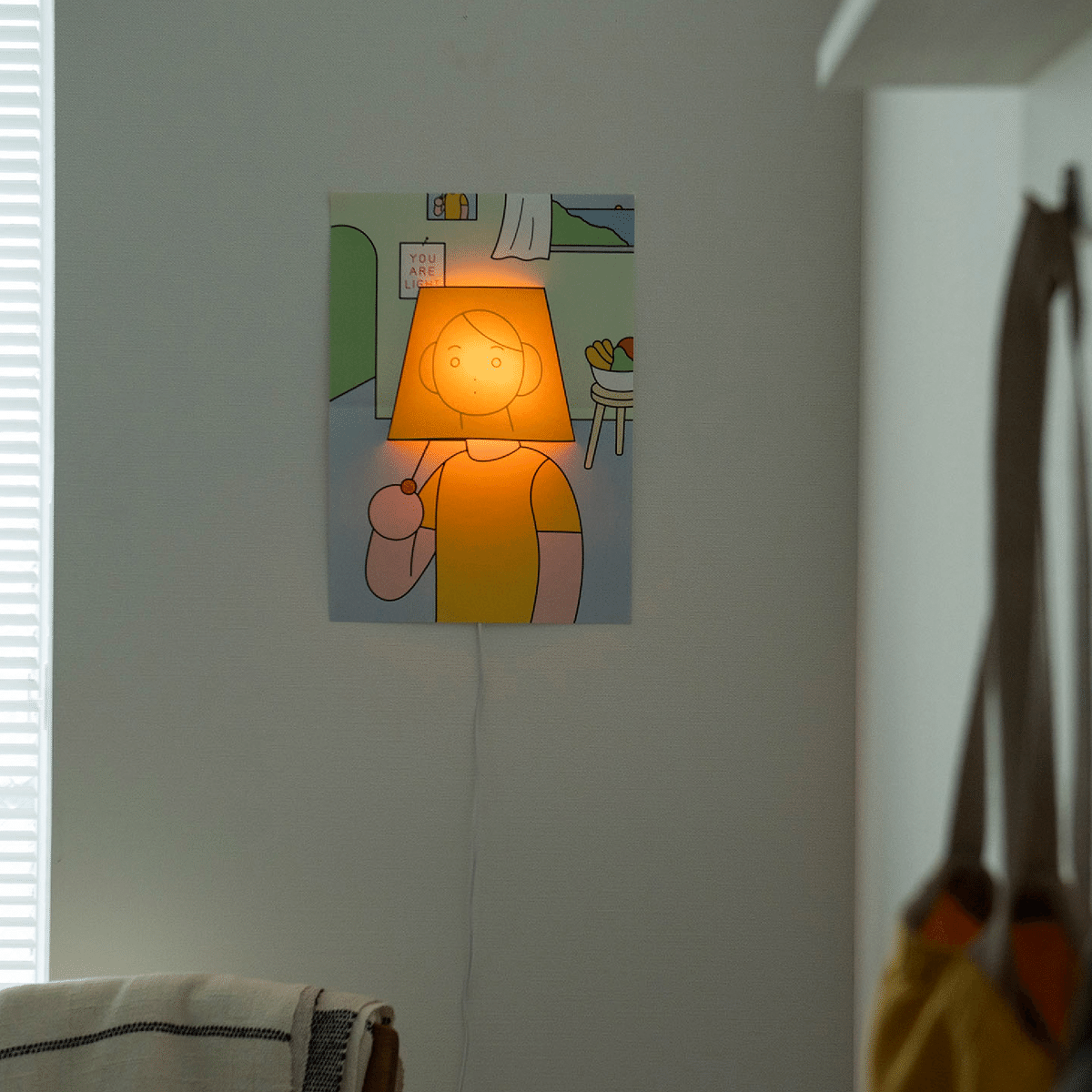 気軽に貼り替えできる照明 「POSTER LIGHT」が開いた「紙の可能