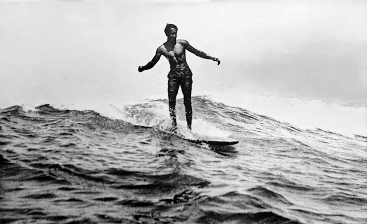 ハワイの誇り デューク・カハナモク 水泳と波乗りの継承と発展