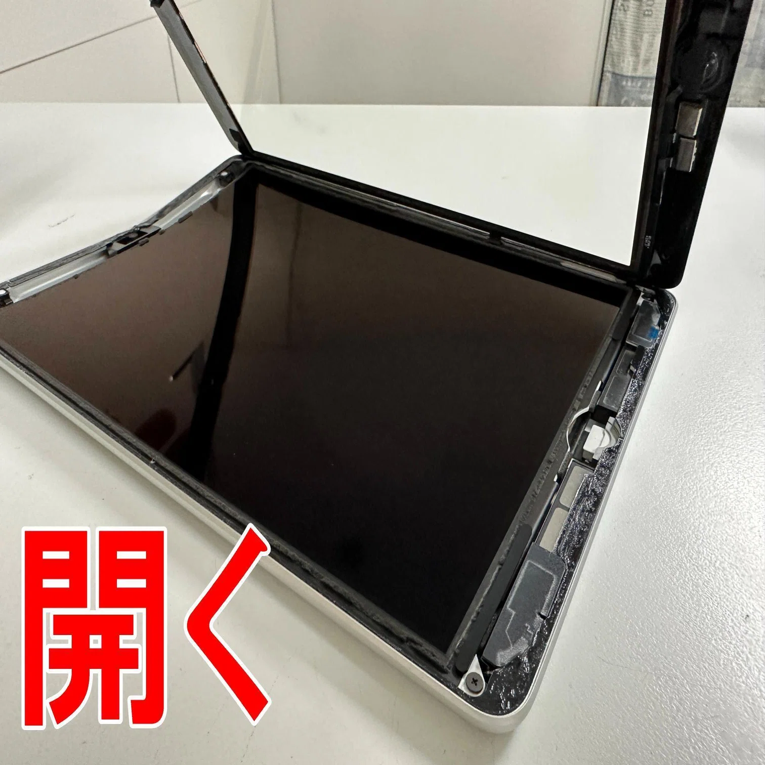 iPad第9世代の本体フレームが曲がった状態も矯正修理でほぼ真っすぐに 