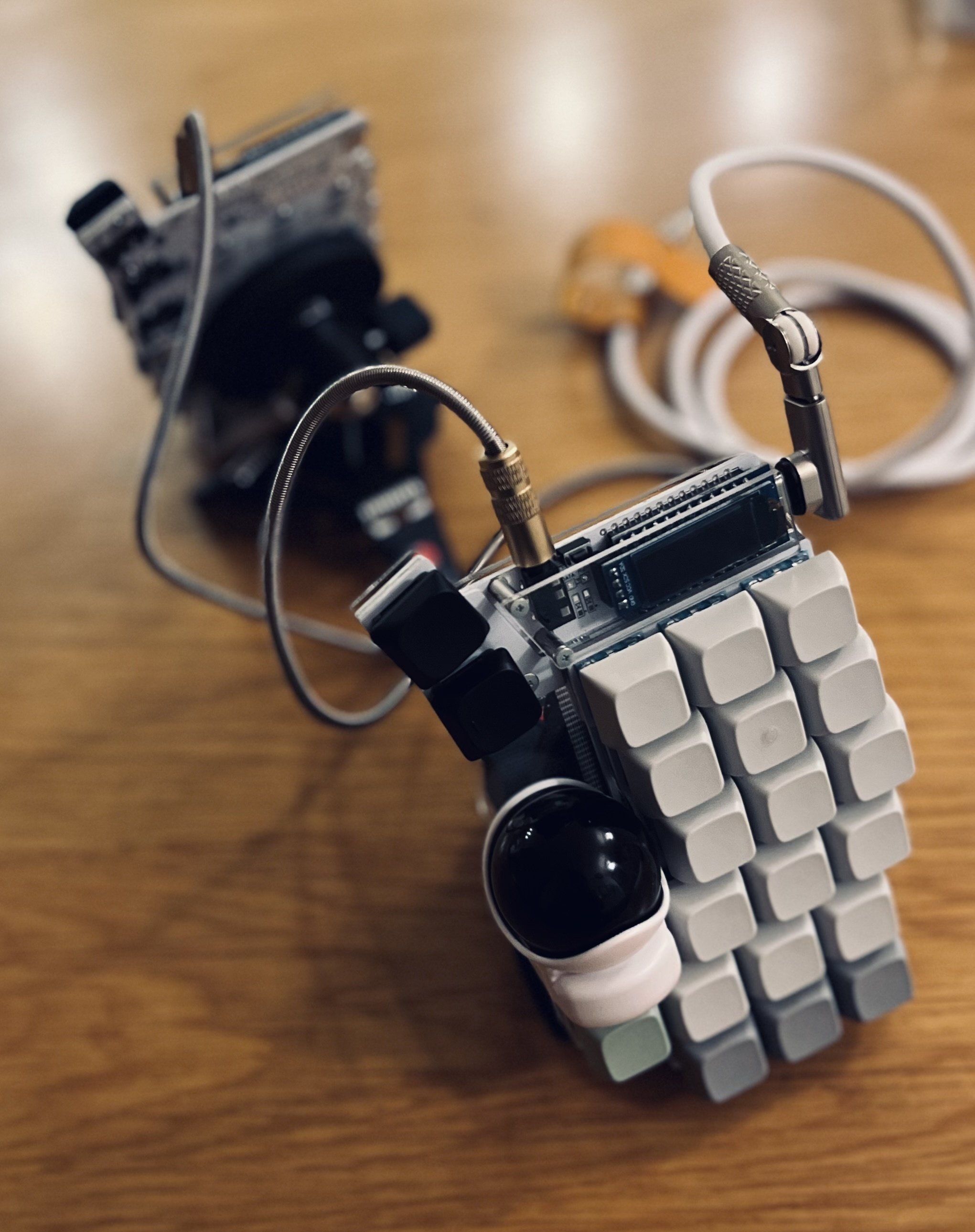 39 無線化 組み立て済み 短し Keyball 39 無線化 組み立て済み 短し Keyball