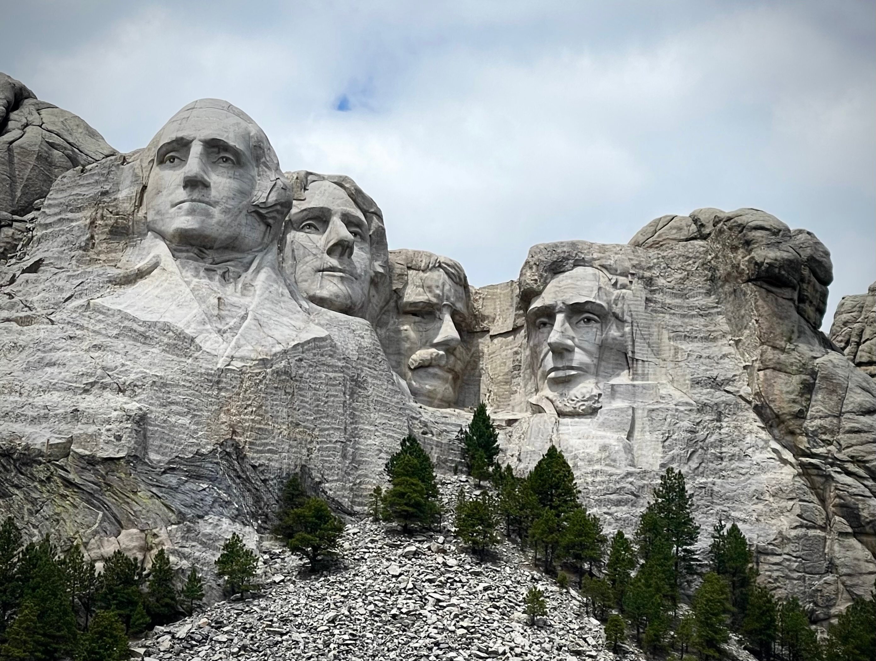 LIBERTY ケネディ ワシントン ルーズベルト ジェファーソン リンカーン 大統領4人の巨大彫刻！マウントラシュモア国立記念公園レビュー