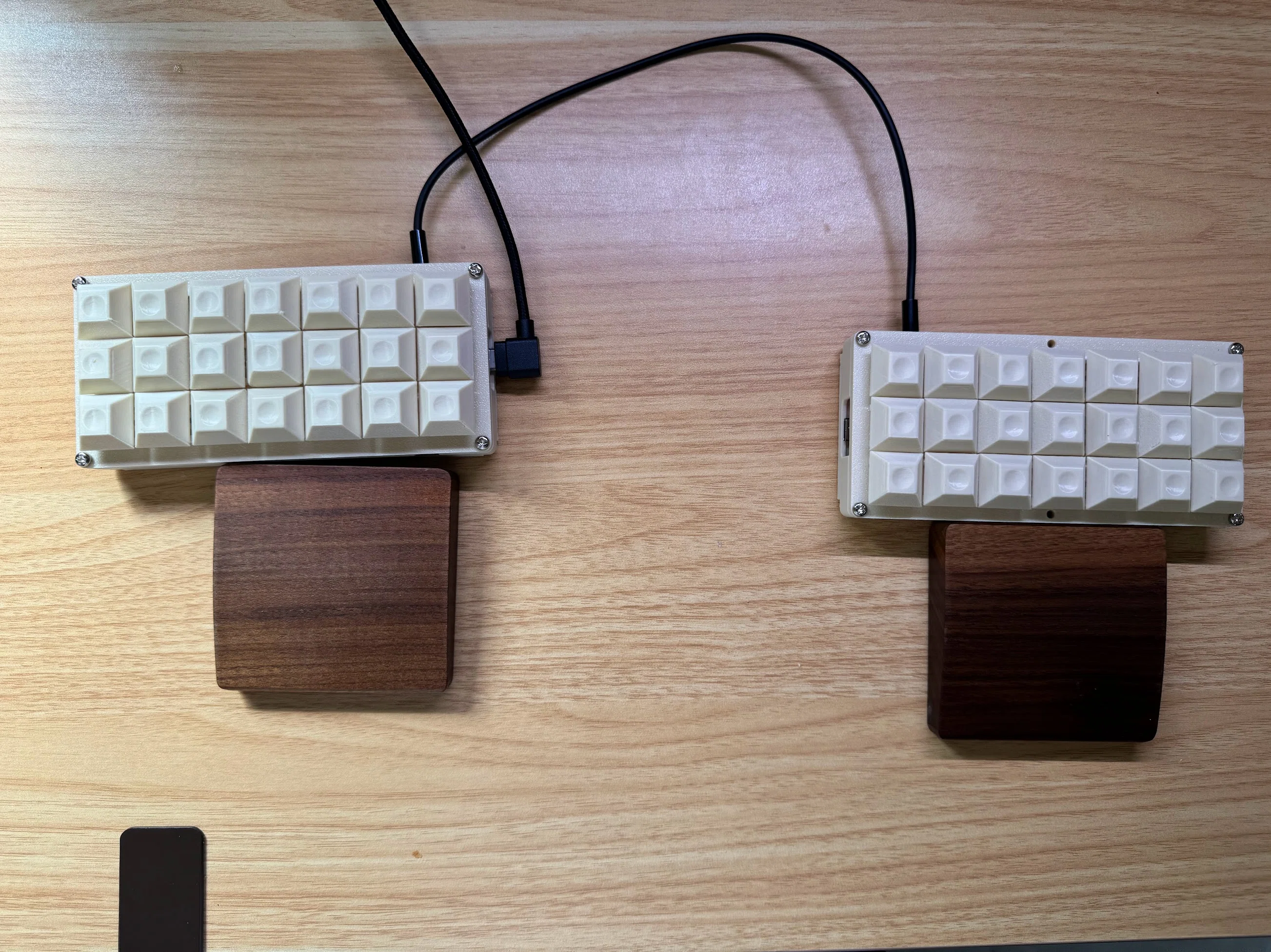 分割型ホワイトキーボード トラックボール付き roba roBa LP 無線接続