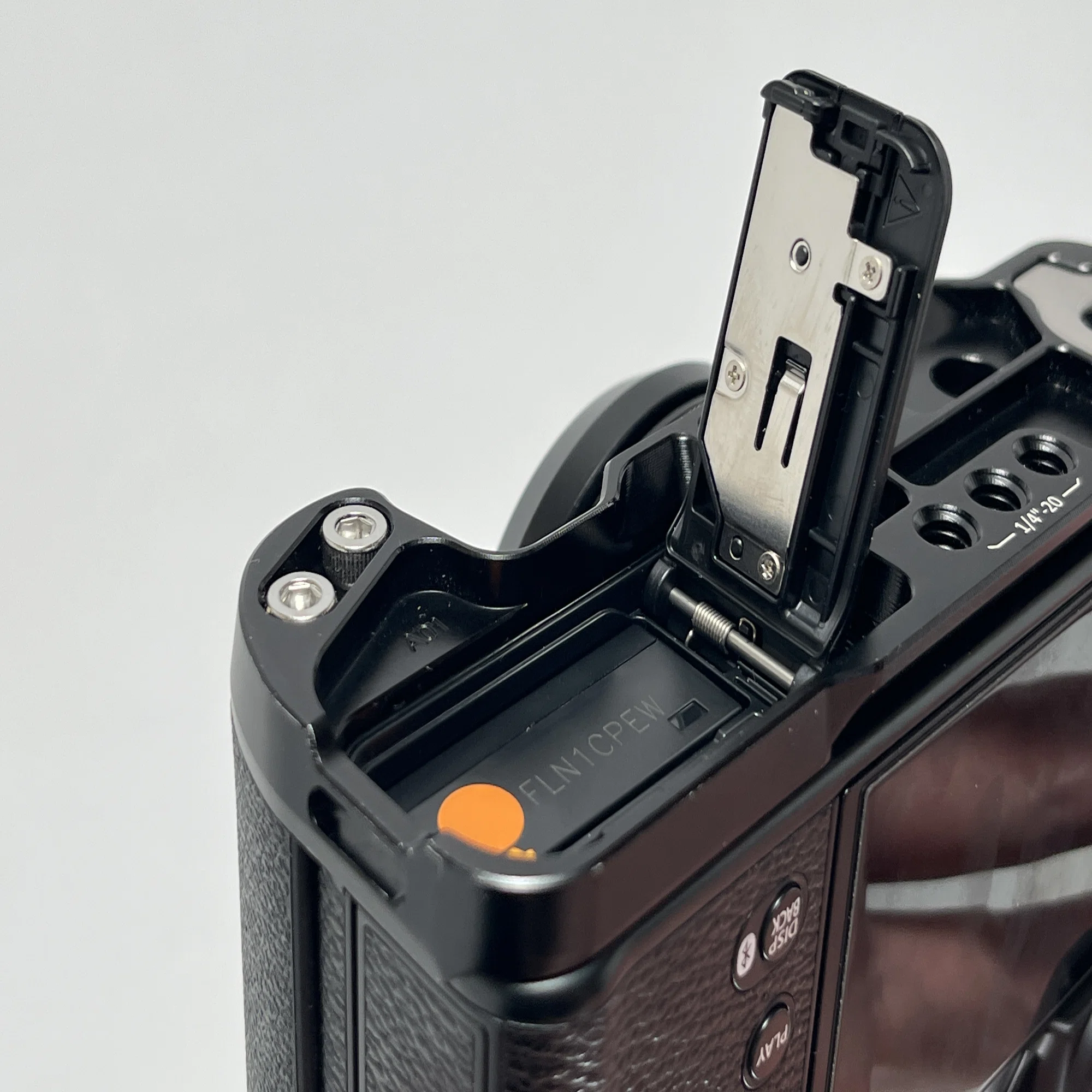 FUJIFILM X100VIにグリップを付けてみた話｜KuroBox