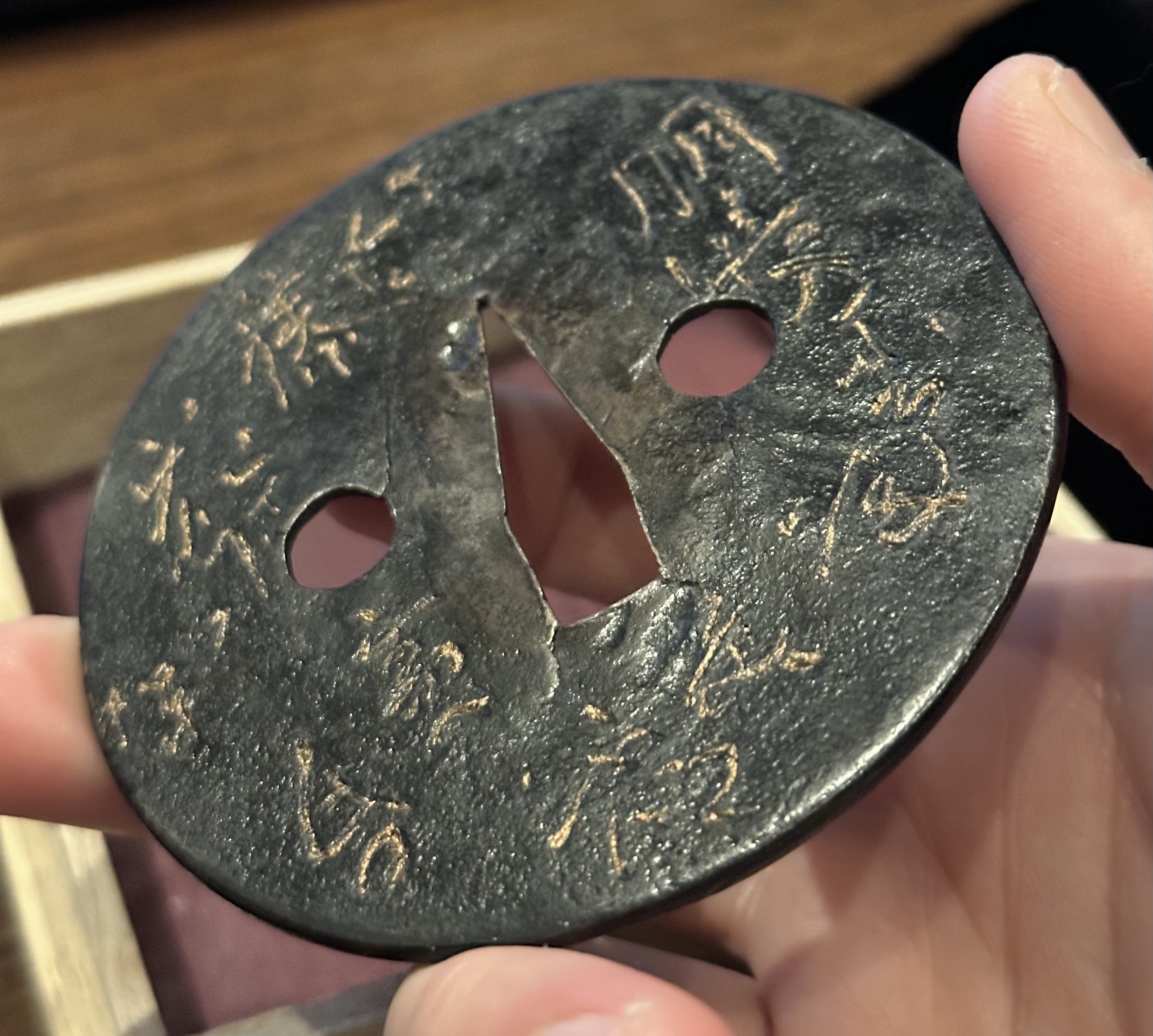 日本刀　鍔　大　高彫り 金象嵌　縦85mm 横85mm 厚み3mm 箱入り 日本刀 鍔 大 高彫り 金象嵌 縦85mm 横85mm 厚み3mm 箱入り 価格）