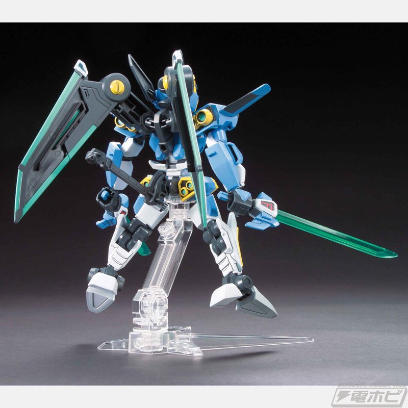 ダンボール戦機W』プラモデル「LBXイカロス・ゼロ」と「LBX