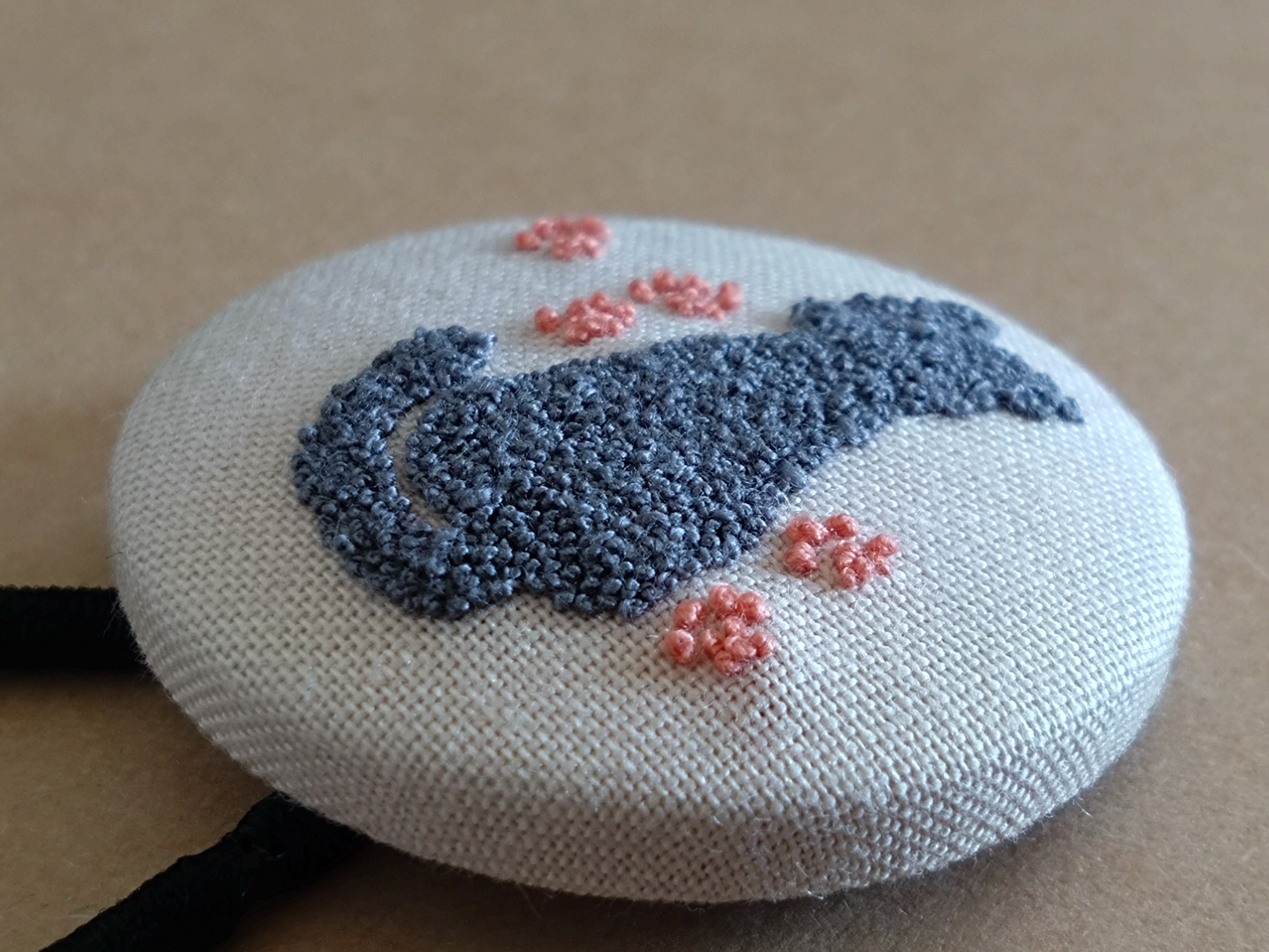 薔薇刺繍♡3.7センチくるみボタン☆ヘアゴム又はブローチ - メルカリ
