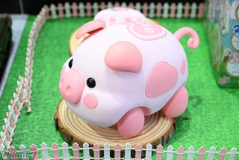 癒やしあふれる動くブタのおもちゃ「とことこピッグ」が展示