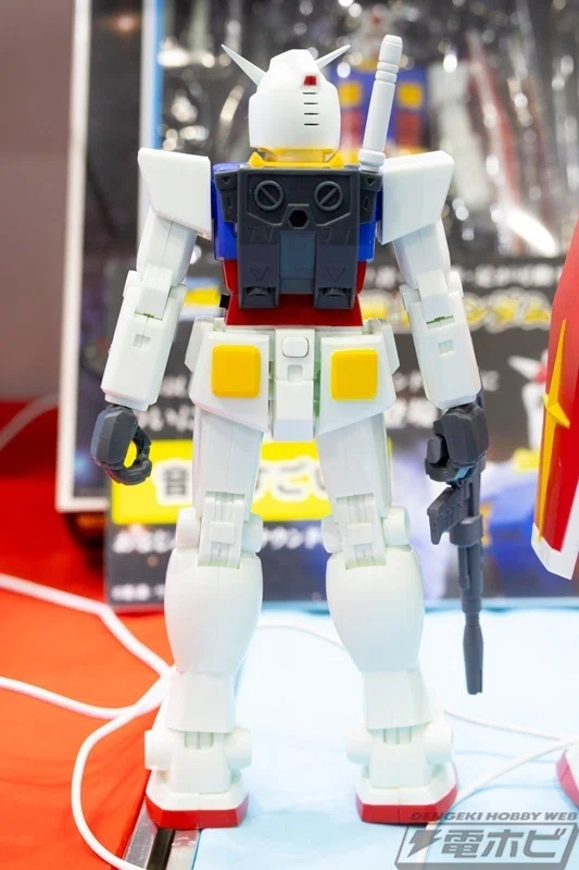 機動戦士ガンダム』劇中サウンドが鳴るガンダムやシャア専用ザクの可動