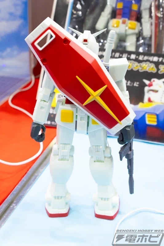 機動戦士ガンダム』劇中サウンドが鳴るガンダムやシャア専用ザクの可動