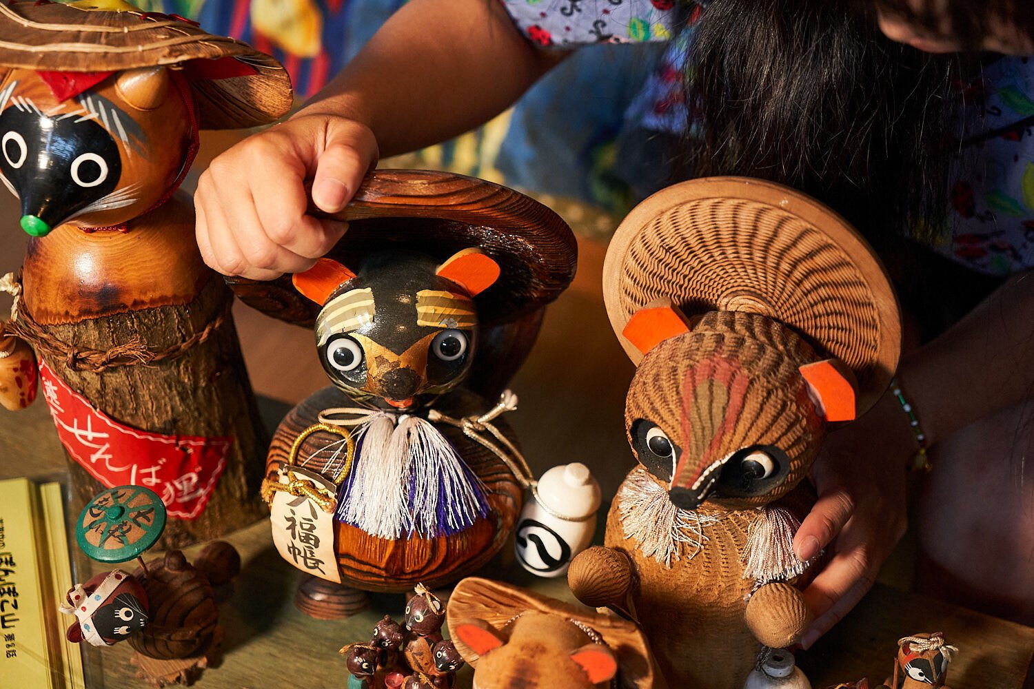 国もジャンルも超えて増殖するユーモラスな革命家｜たぬきの置き物