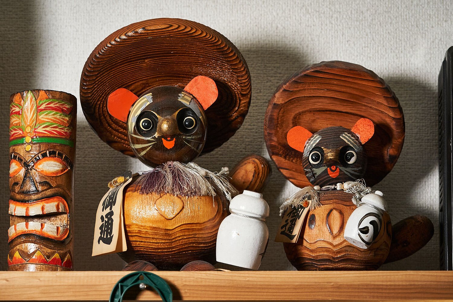 国もジャンルも超えて増殖するユーモラスな革命家｜たぬきの置き物