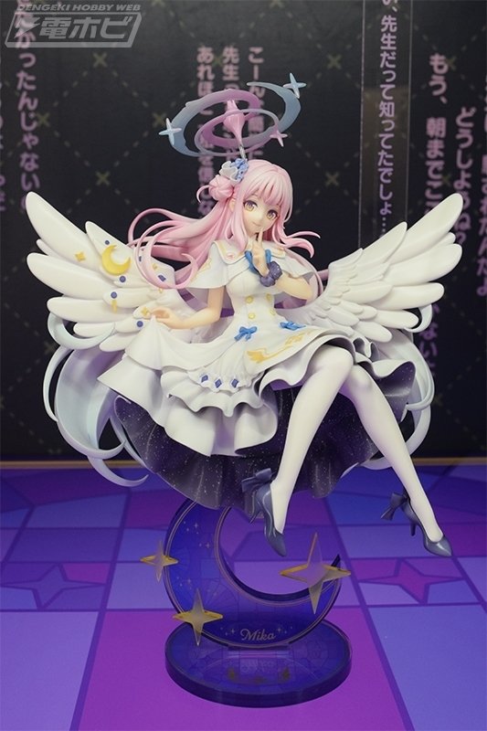 イチカ、ユウカ（体操服）や角楯カリン（バニーガール）が展示