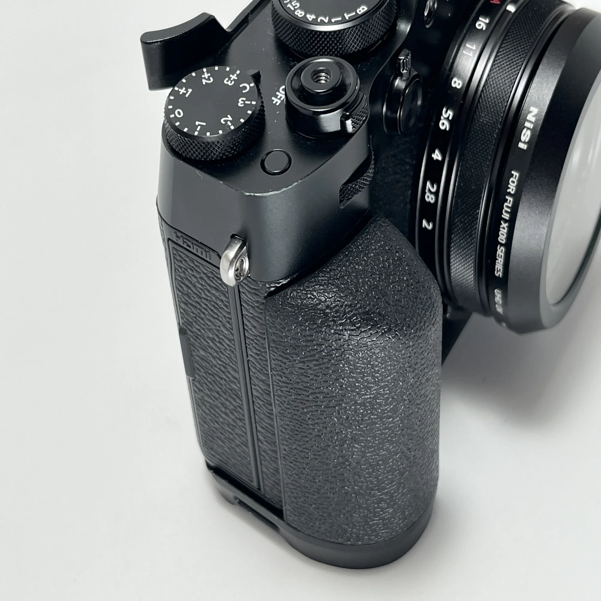 FUJIFILM X100VIにサムレストを付けてみた話｜KuroBox