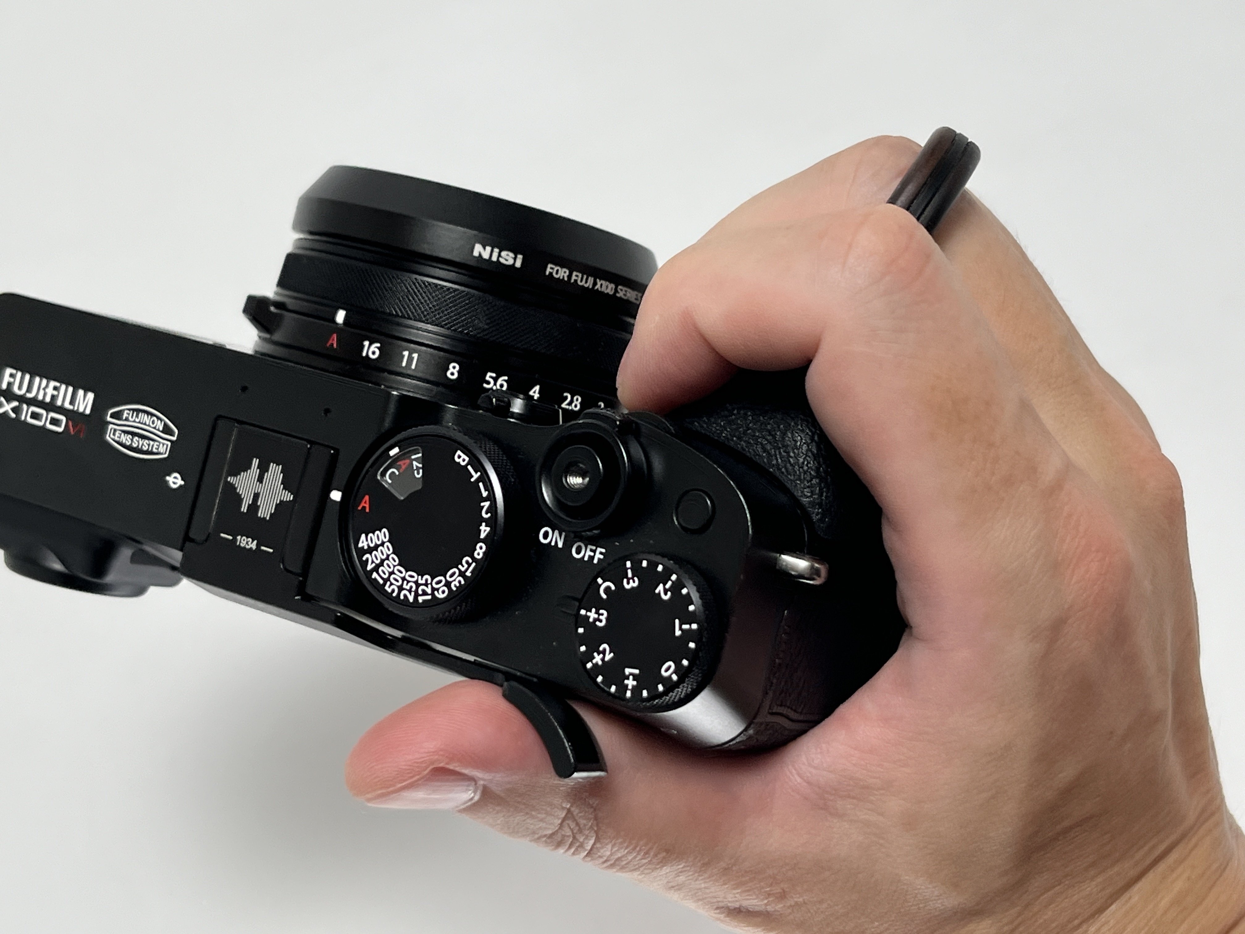 FUJIFILM X100VIにサムレストを付けてみた話｜KuroBox