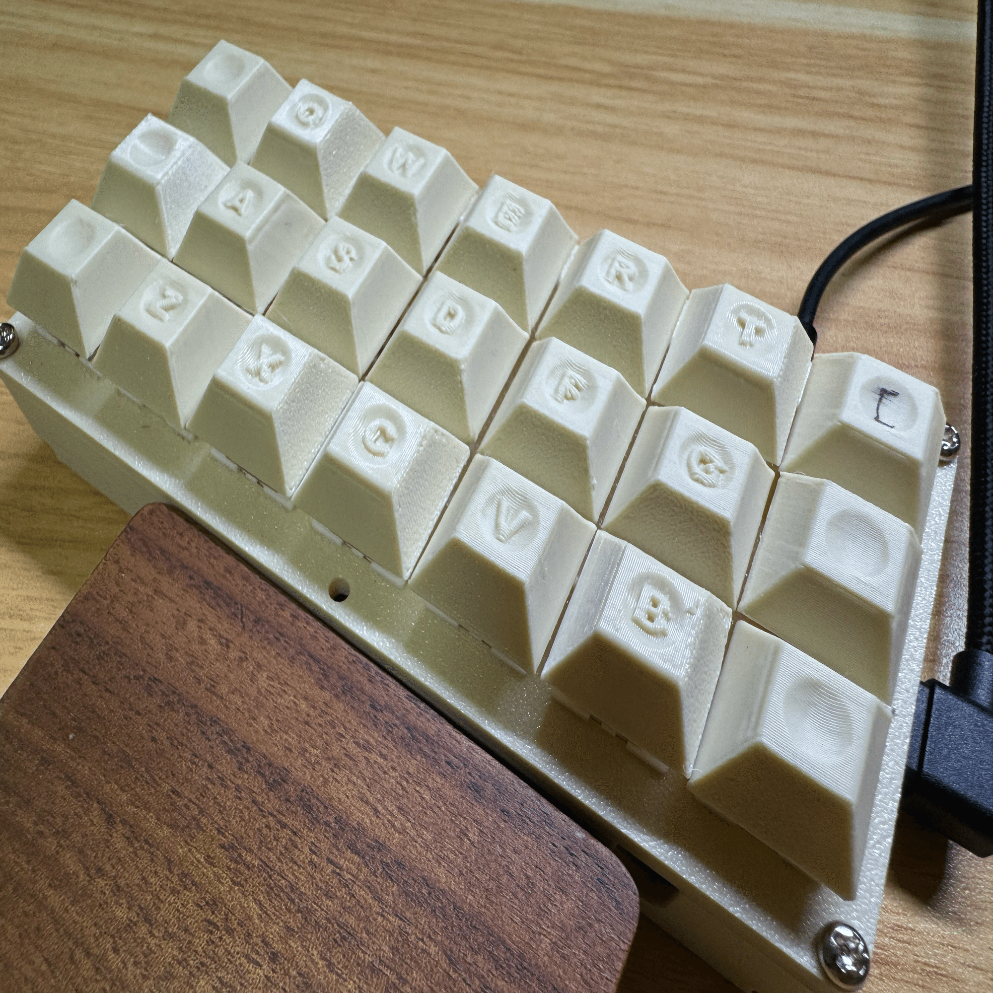 チョコモナカジャンボみたいなキーボードを作る。初めての自作