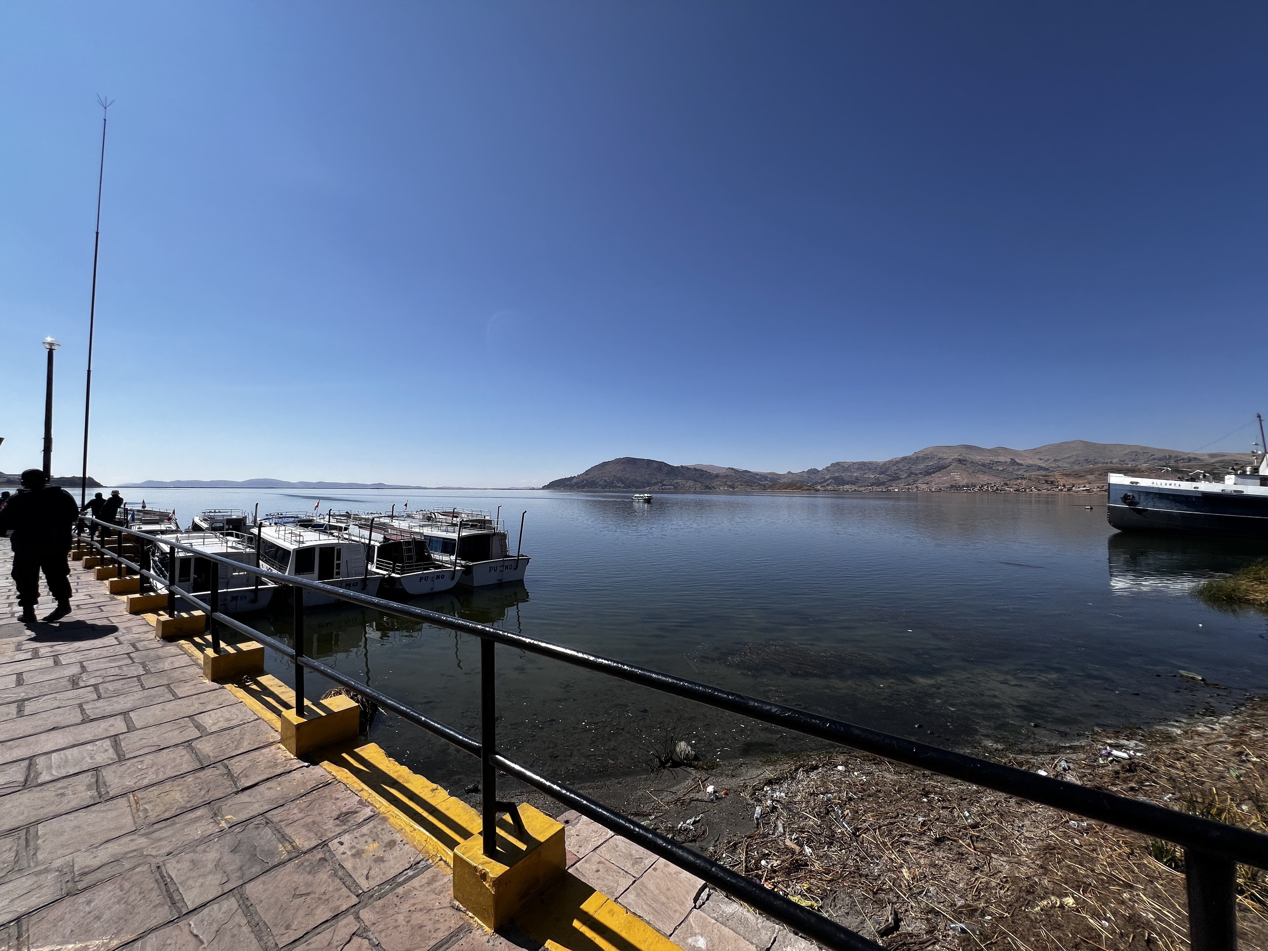 チチカカ湖、ペルー側から見るかボリビア側から見るか｜ばみ旅